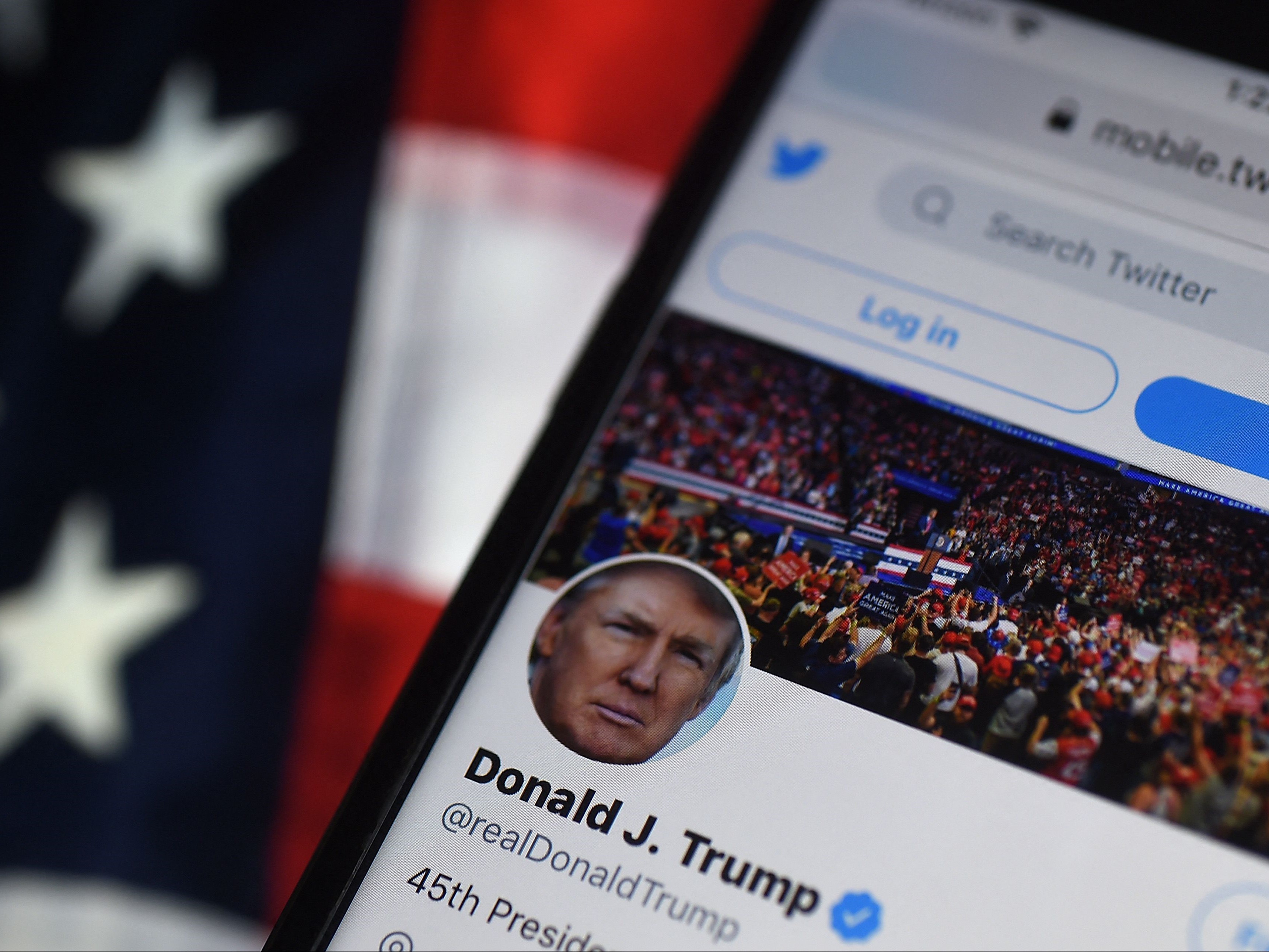 Akun Twitter Presiden AS Donald Trump ditampilkan di ponsel di Arlington, Virginia.
