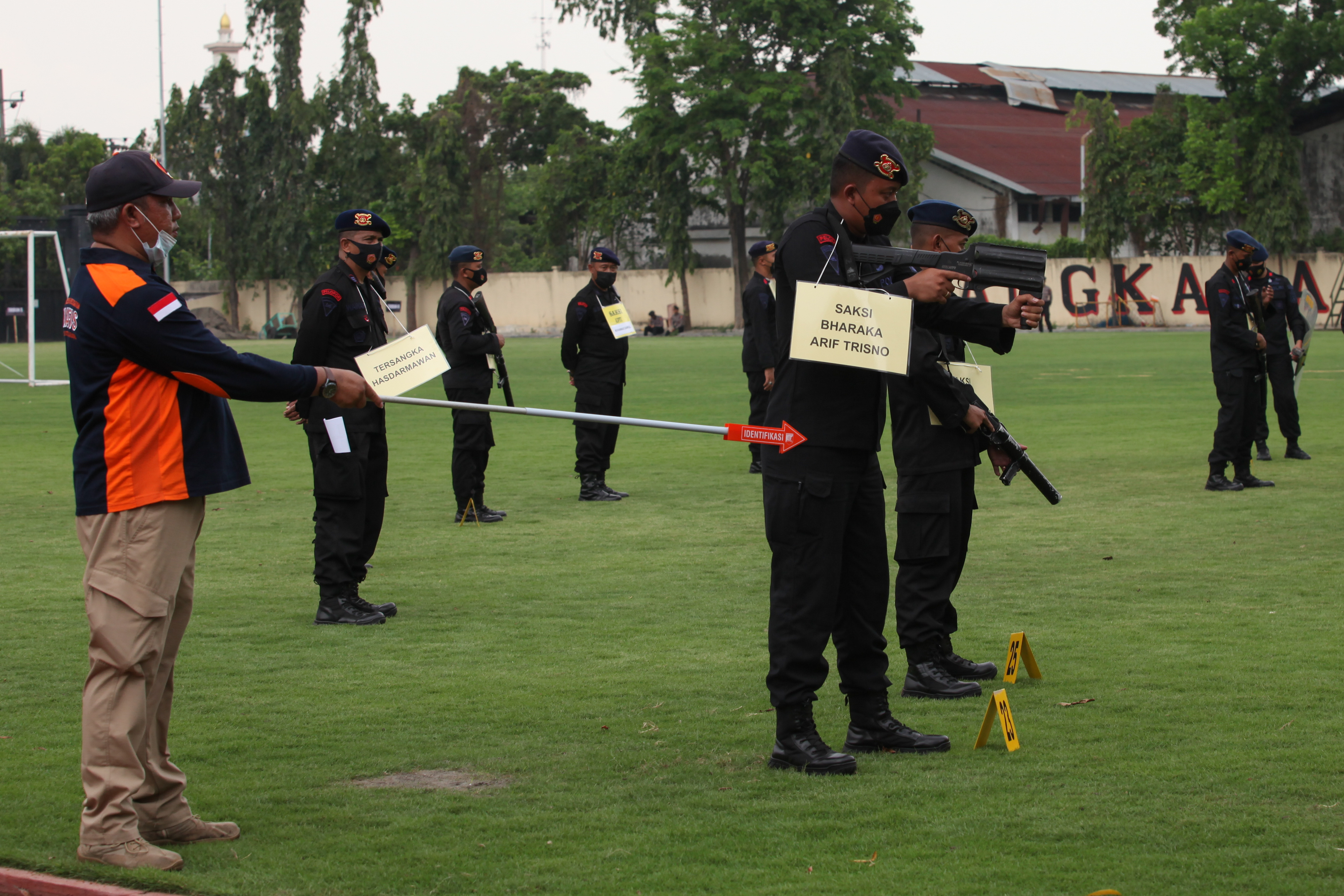 Polisi melakukan rekonstruksi tragedi Stadion Kanjuruhan, Malang, di Polda Jawa Timur, Surabaya, Jawa Timur.