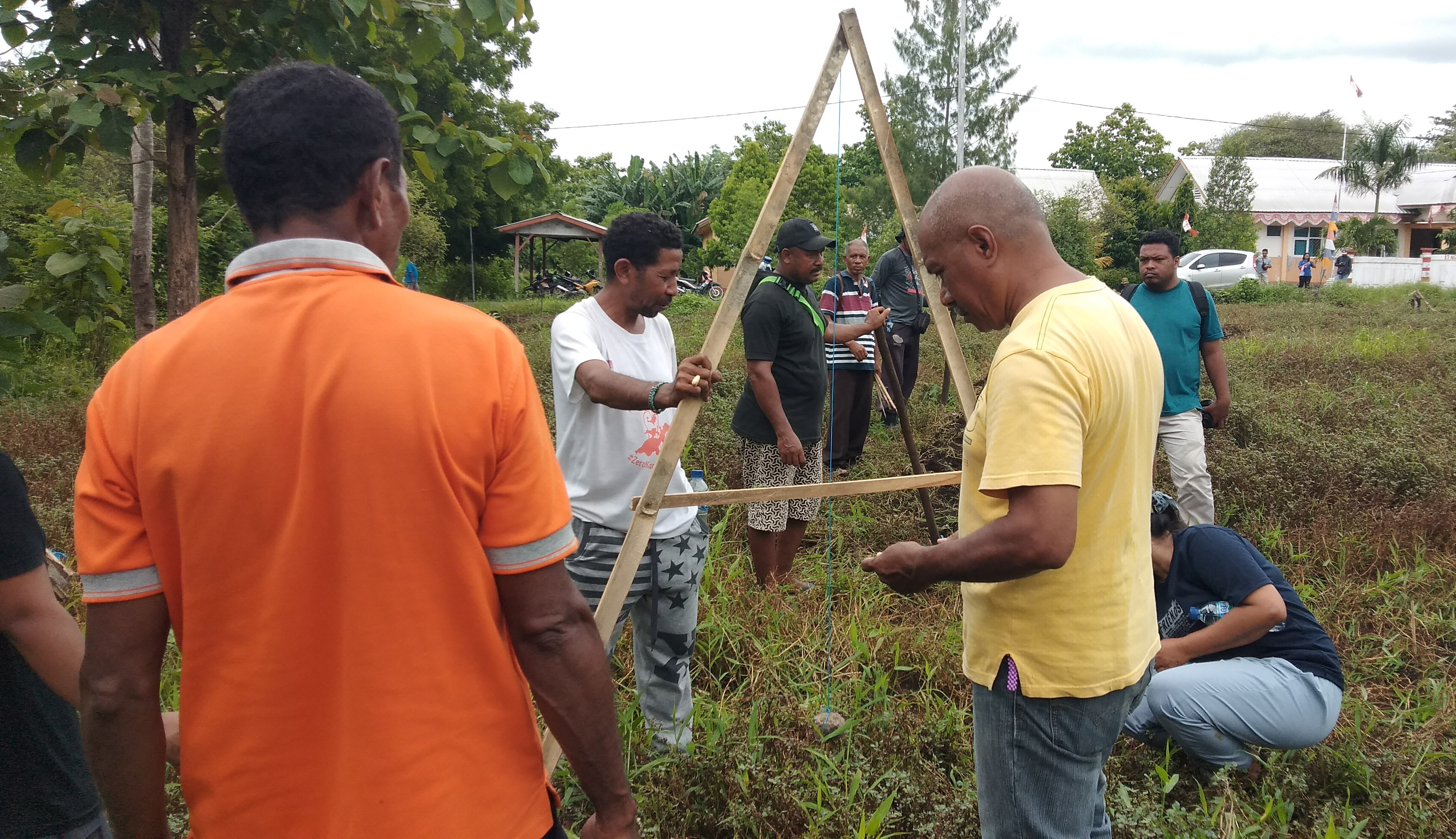 Para Petani dan Penyuluh pertanian di Kabupaten Lembata, NTT diajarkan bertani cerdas iklim dengan pola bingkai A.