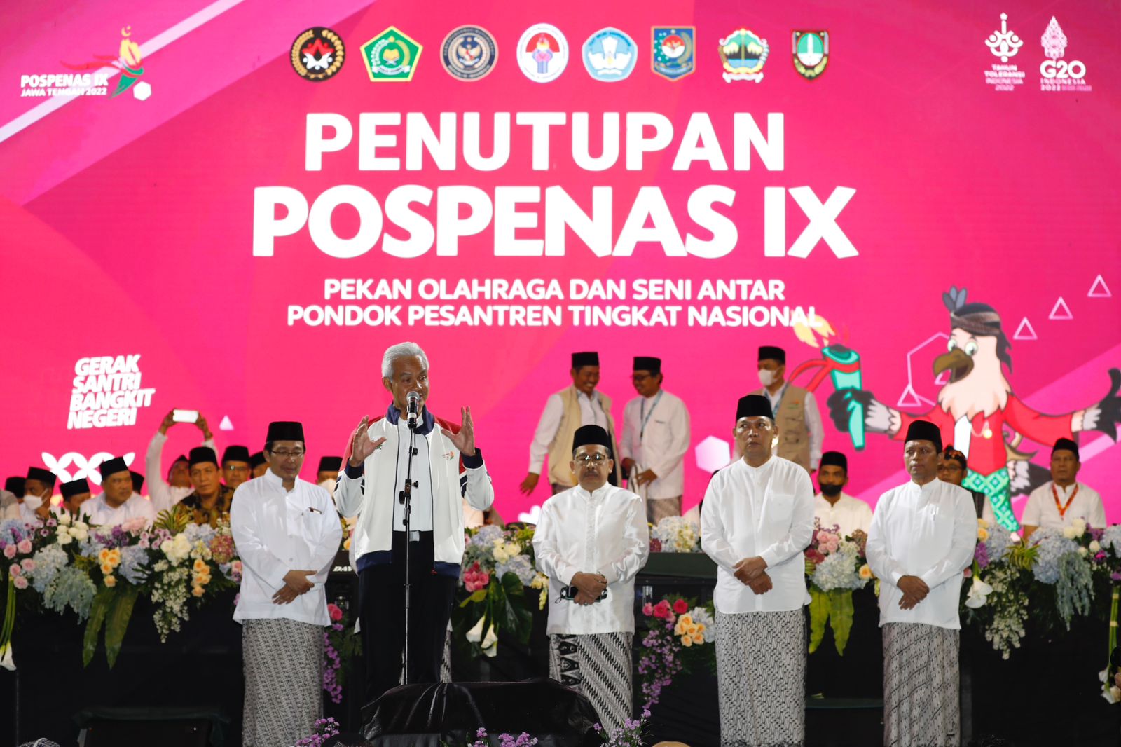 Gubernur Ganjar Pranowo menutup acara Pospenas ke-9 di halamaan Balaikota Solo, Sabtu malam (26/11)