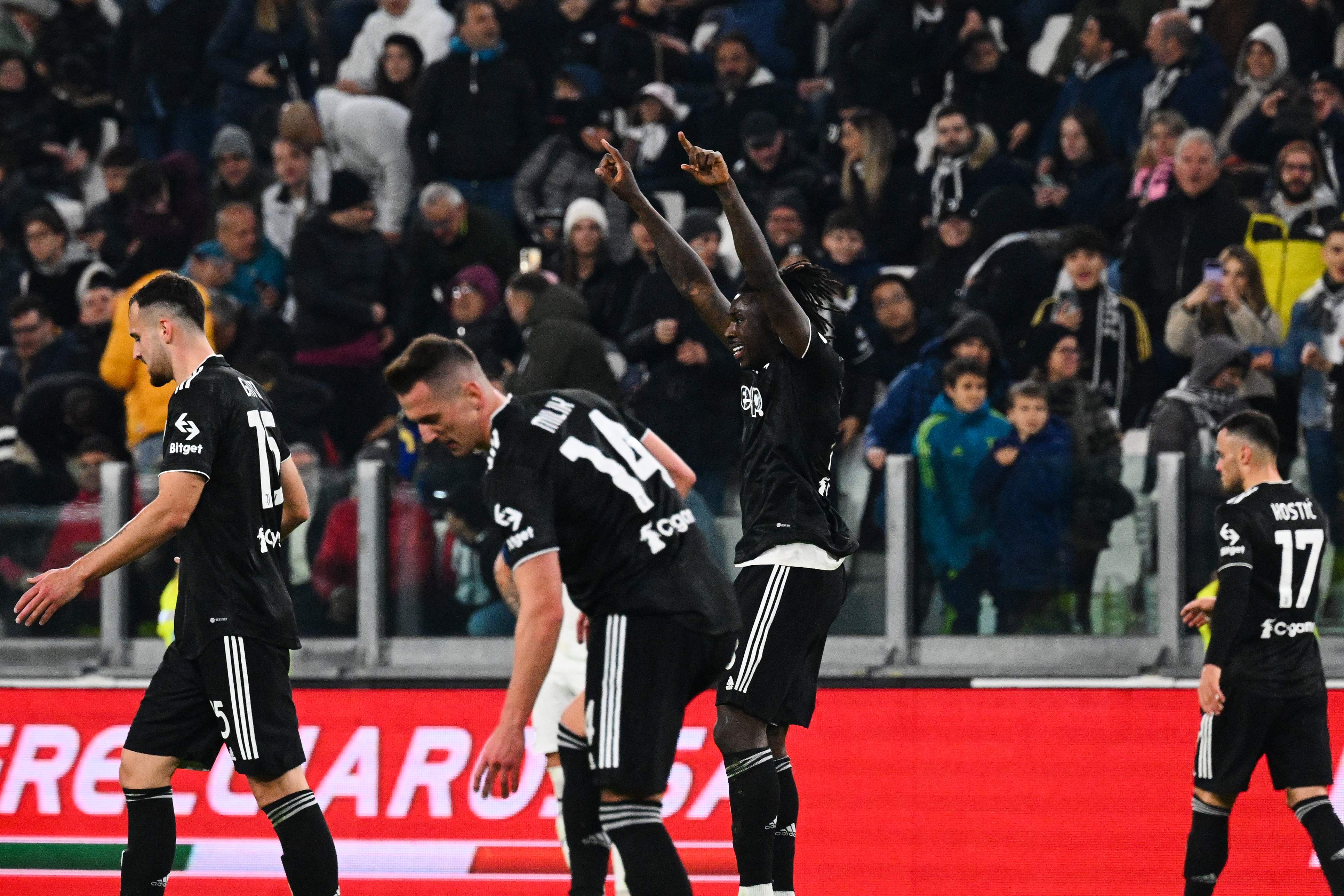 Pemain Juventus Moise Kean (tengah) melakukan selebrasi gol