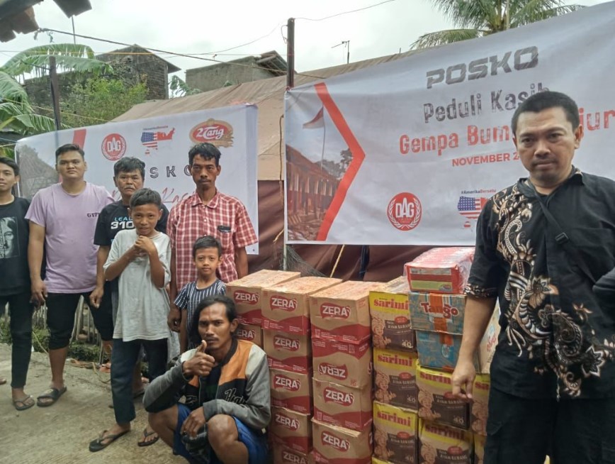 Pengungsi gempa Cianjur berada di depan bantuan yang diberikan 7 organisasi Indonesia-AS.