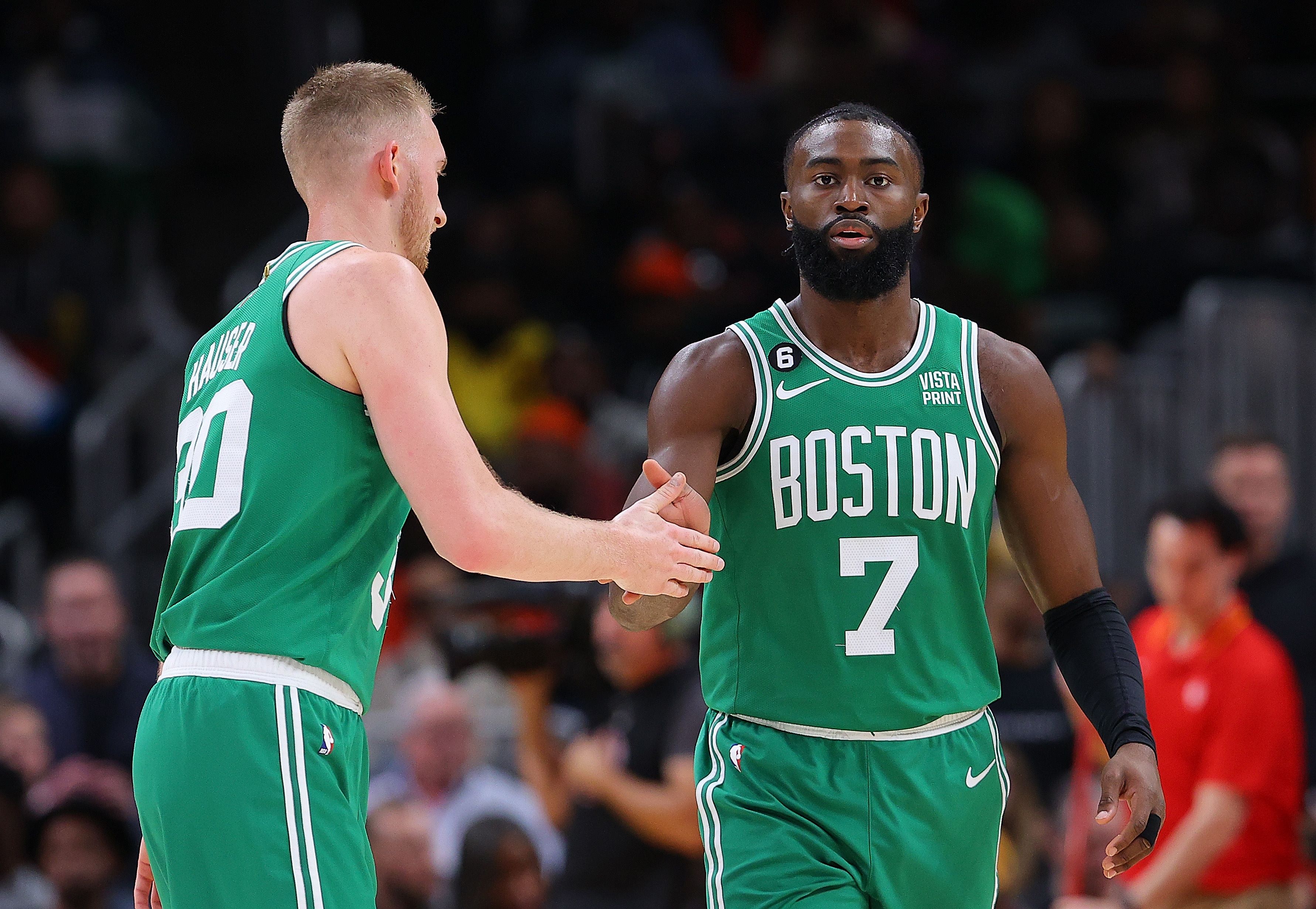 Kedua pemain Boston Celtics bersalaman seusai mencetak poin.