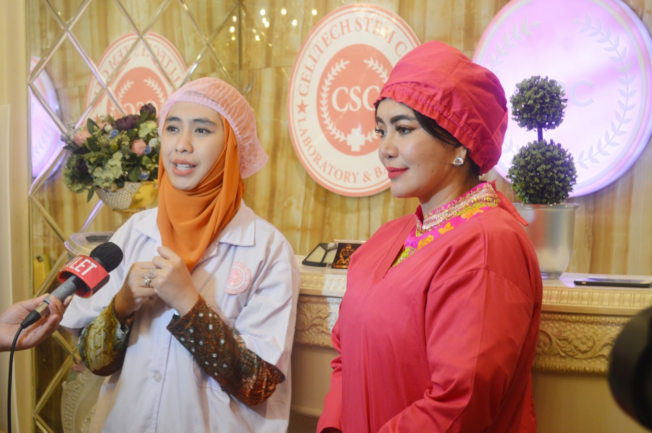 Pemeran sekaligus pendakwah Oki Setiana Dewi dan Prof. Dr. Deby Vinski, MSc, Ph.D.