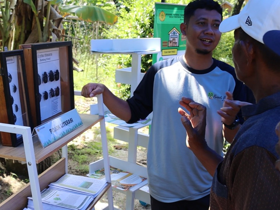 Edukasi pengetahuan kepada pekebun tentang organisme pengganggu tumbuhan (OPT) perkebunan.