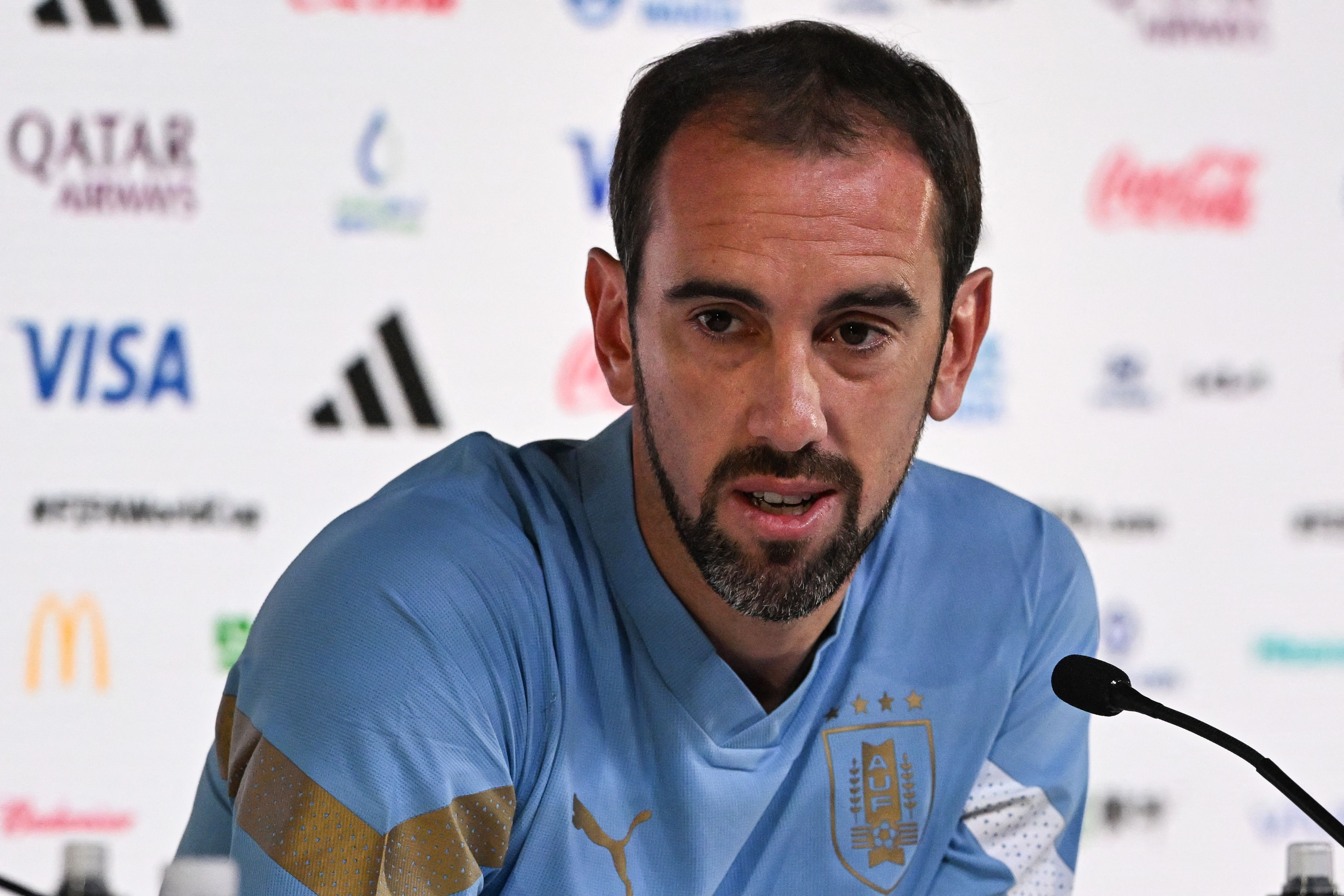 Kapten timnas Uruguay Diego Godin dalam sesi jumpa pers di Doha, Qatar, Rabu (23/11).