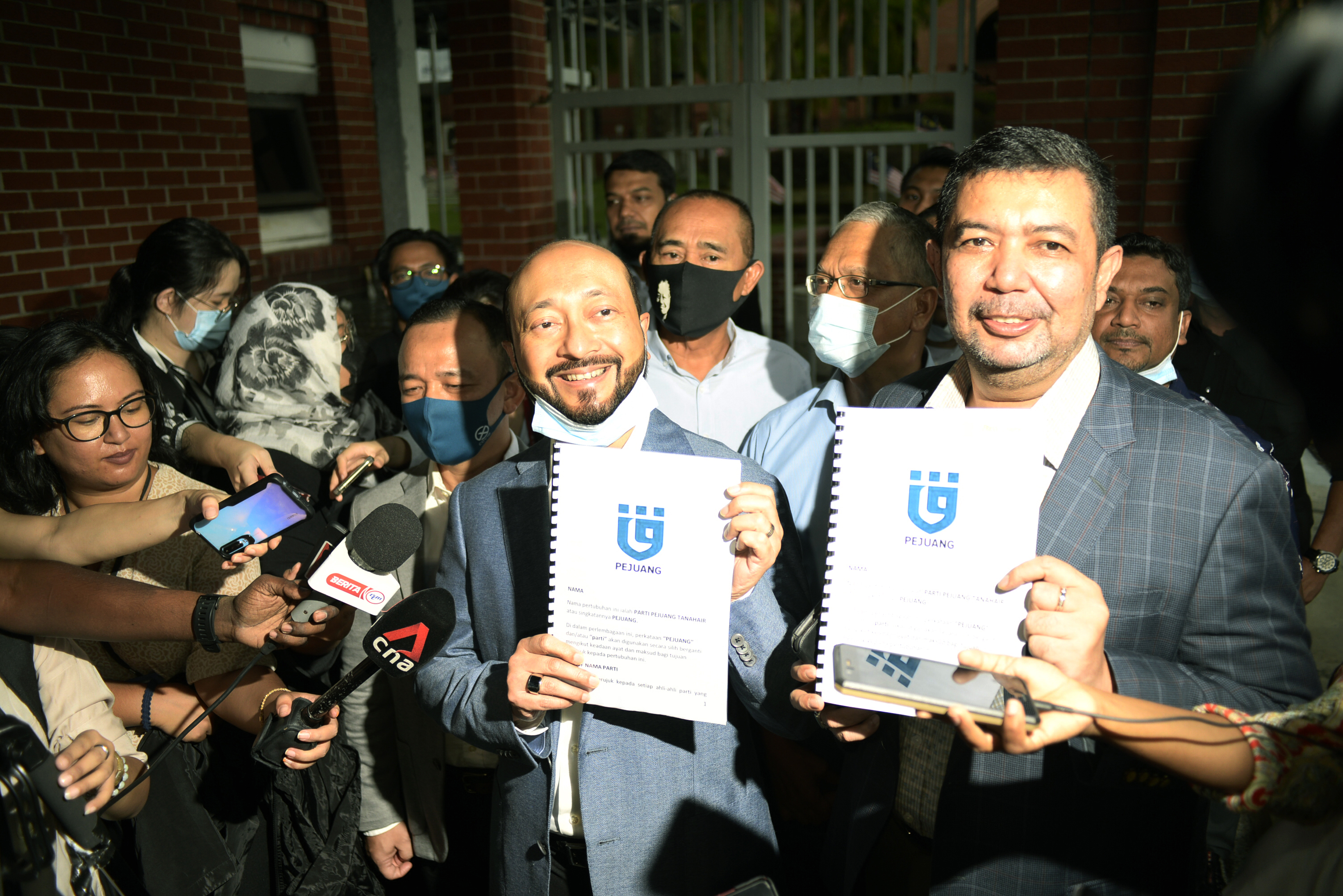 Mukhriz Mahathir (tengah)