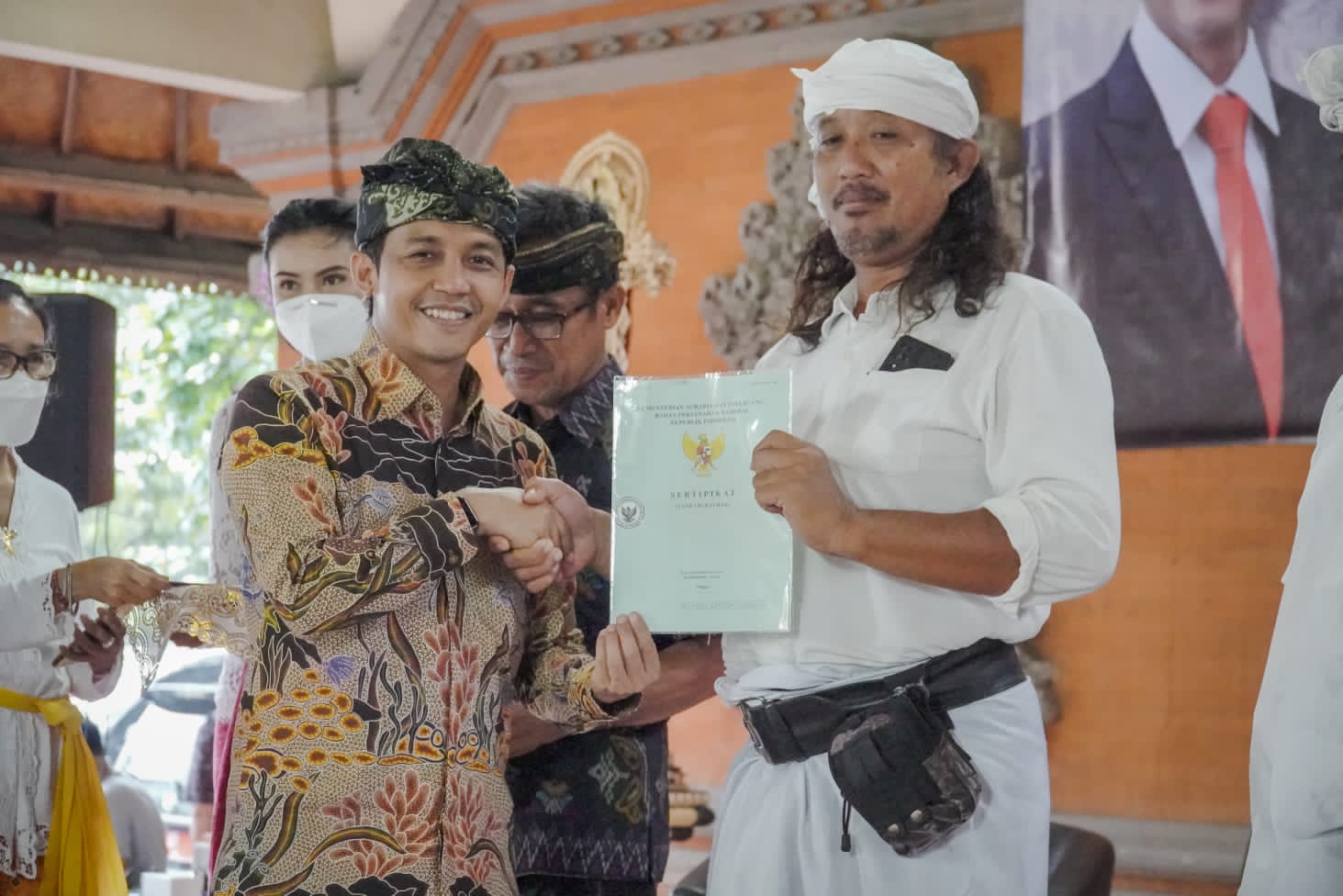 Wakil Menteri ATR/BPN Raja Juli Antoni menyerahkan tiga sertifikat Pura atas nama Pura Desa Adat Peguyangan, Bali