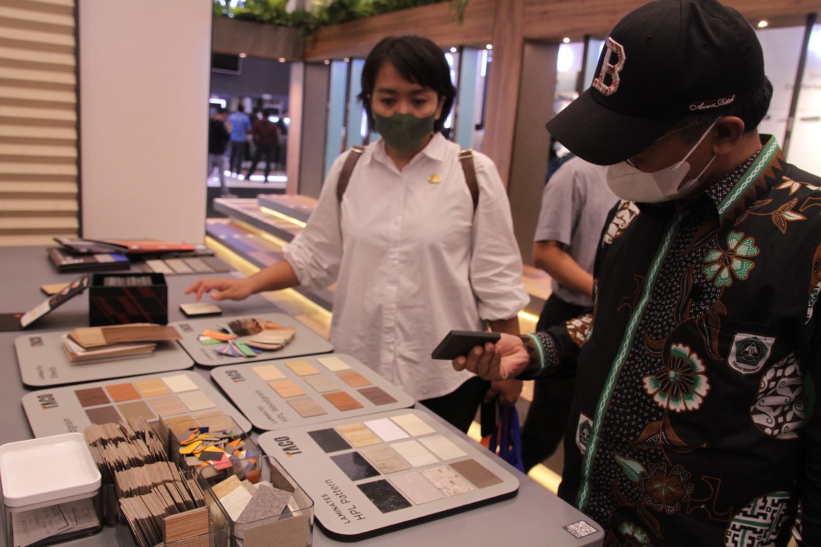 Pengunjung melihat produk-produk TACO dalam pameran