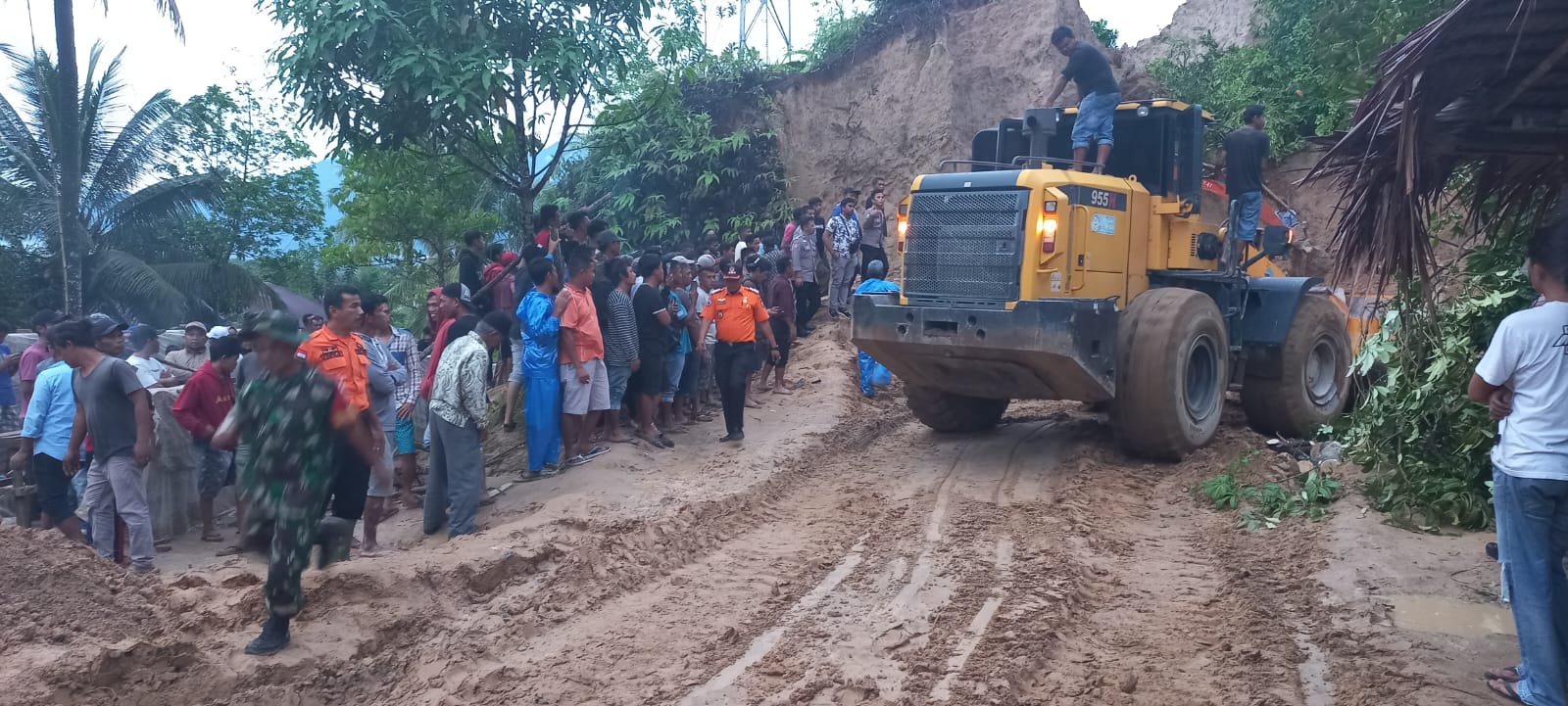 Longsor di Jorong Koto Gadang, Nagari Salareh Aia, Kecamatan Palembayan, Kabupaten Agam, Sumatra Barat, Selasa (8/11).