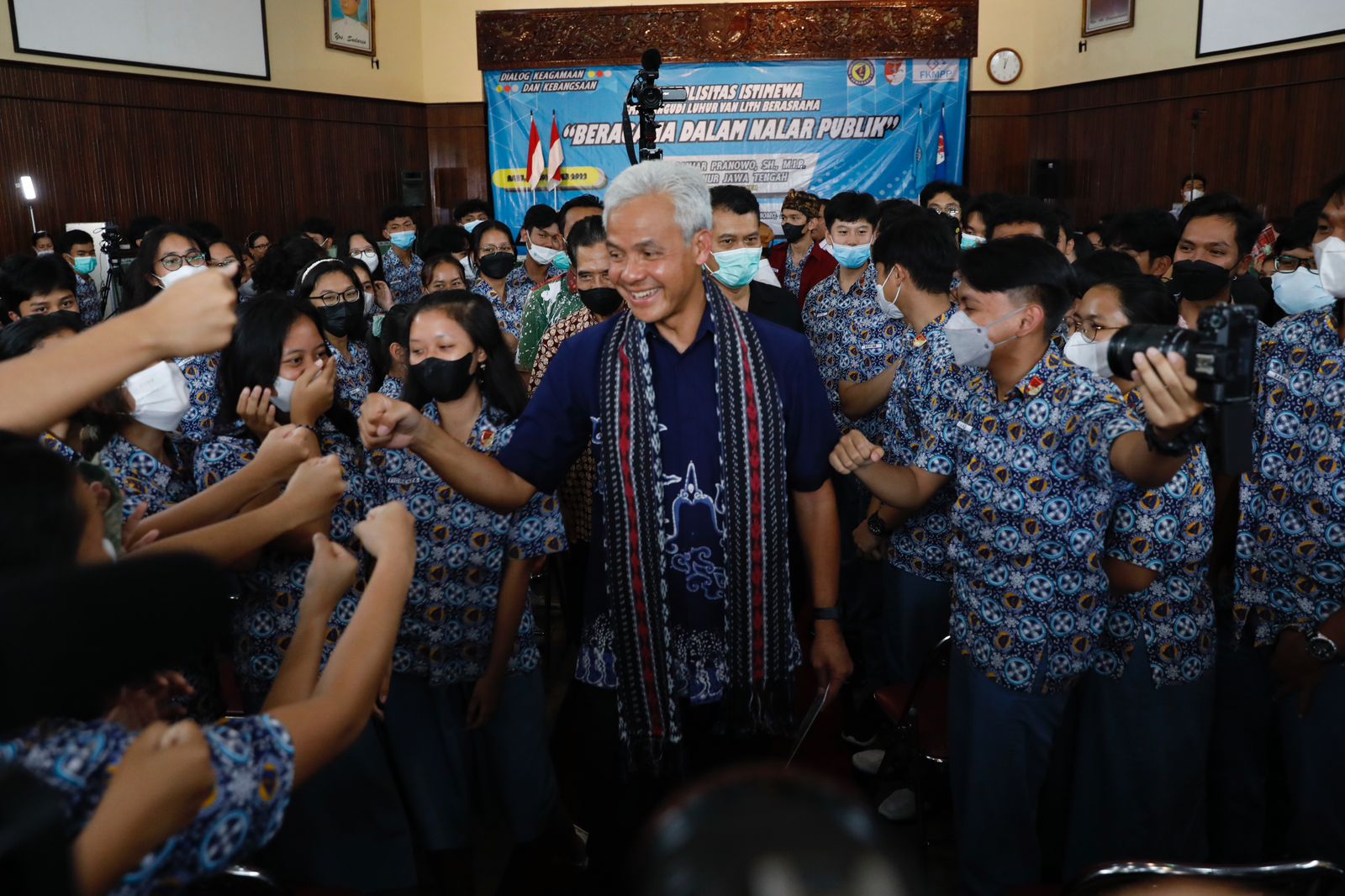Gubernur Jawa Tengah Ganjar Pranowo, bersama pelajar SMA Pangudi Luhur Van Lith, Kecamatan Muntilan, Kabupaten Magelang, Rabu (16/11/2022)