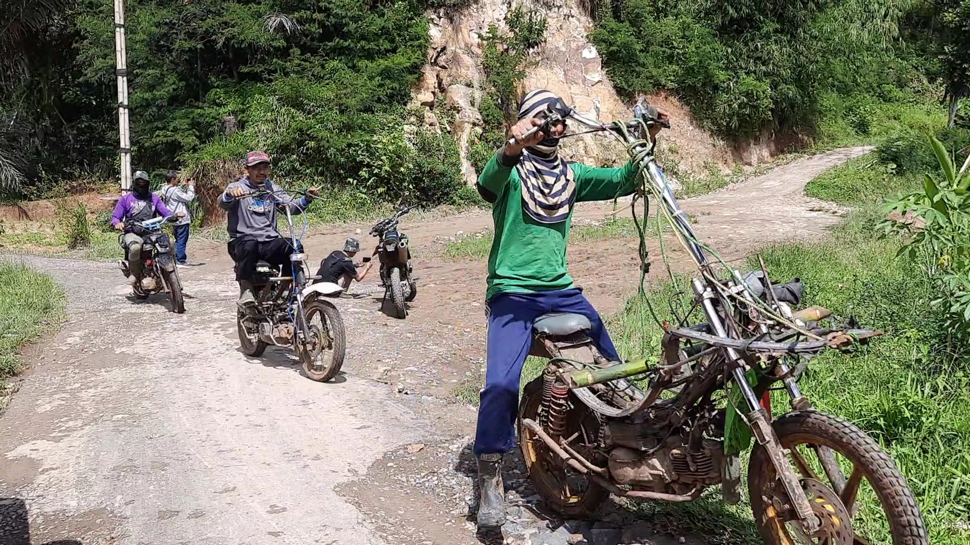 Kerusakan infrastruktur jalan di Desa Sukabungah Kecamatan Campakamulya Kabupaten Cianjur, Jawa Barat, membuat warga setempat memodifikasi s