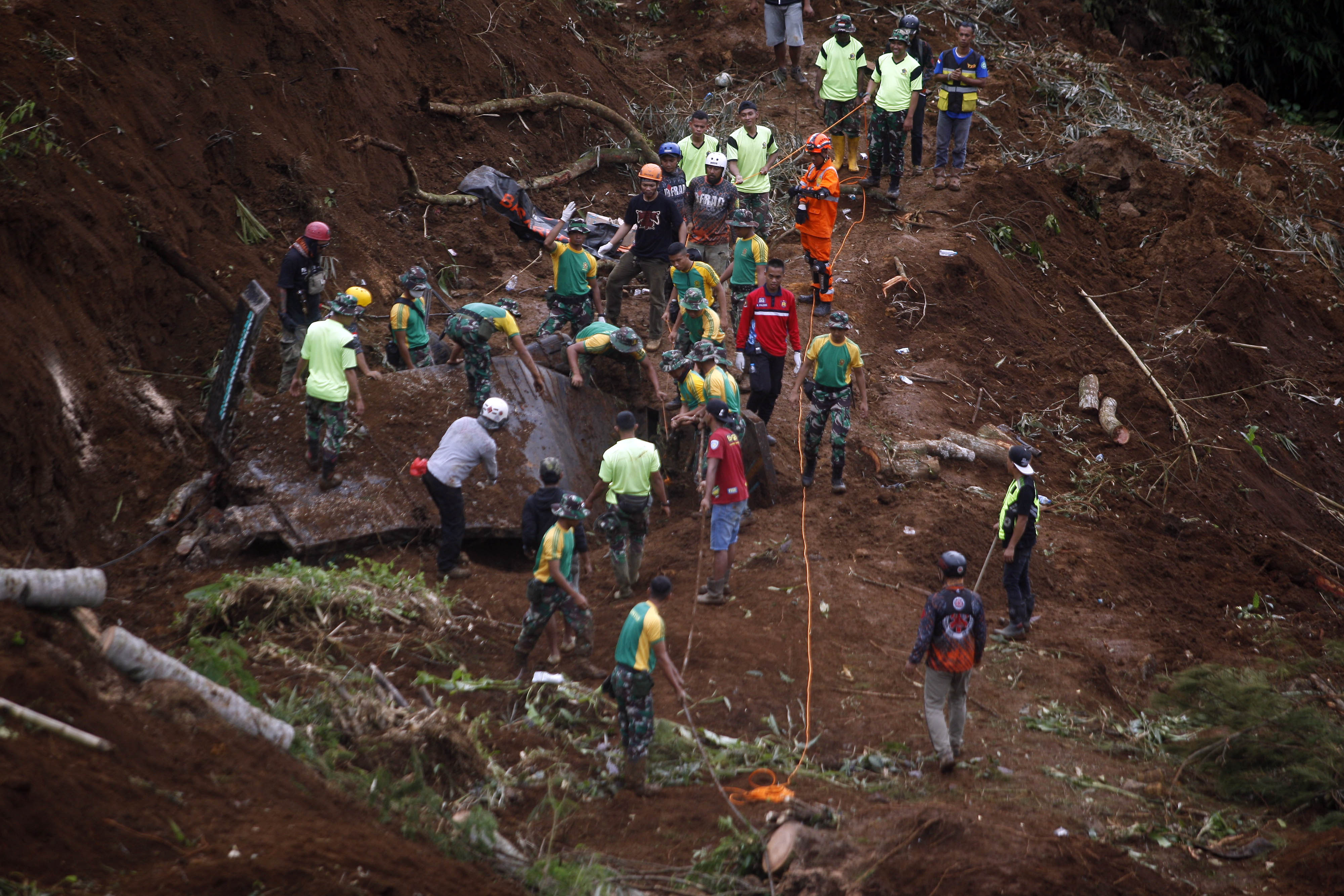 Sejumlah tim SAR gabungan melakukan pencarian korban tertimbun longsor gempa bumi di Cugenang, Kabupaten Cianjur, Jawa Barat.
