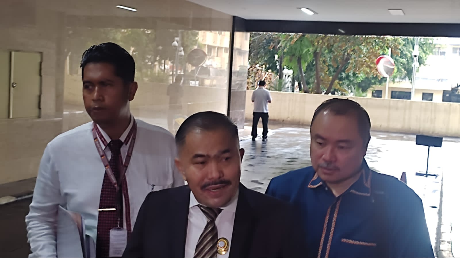 Freddy Widjaja dan pengacaranya, Kamaruddin mendatangi Bareskrim Polri