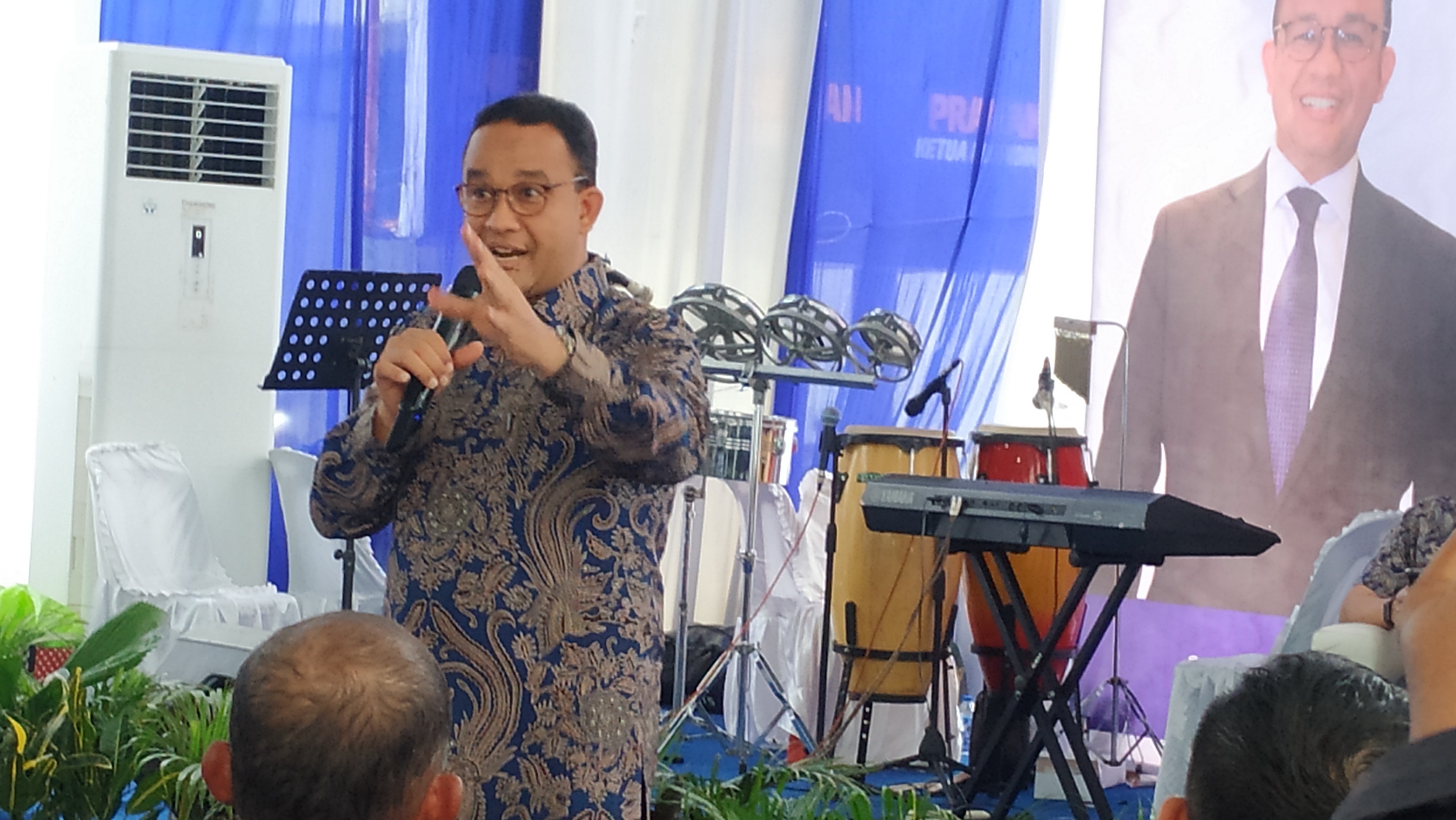 Anies Baswedan saat tampil menghadiri Diskusi Bareng dan Santai (Dibantai) di Kota Medan, Sumatra Utara, Sabtu (5/11).