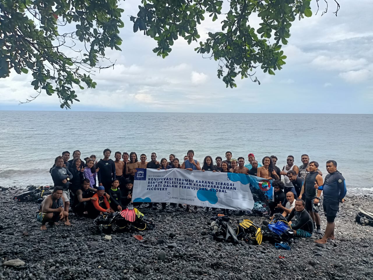  Founder Malleum Iustitiae Institute Efatha Filomeno Borromeu Duarte bersama Jaladharma Diving Club melaksanakan program konservasi terumbu 