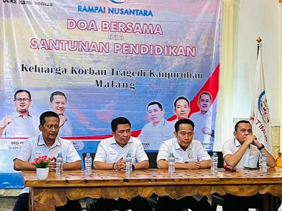 Ketua Umum Rampai Nusantara Mardiansyah didampingi wakil ketua umum Denny Cagur menyerahkan langsung kepada keluarga korban di Kota Malang.