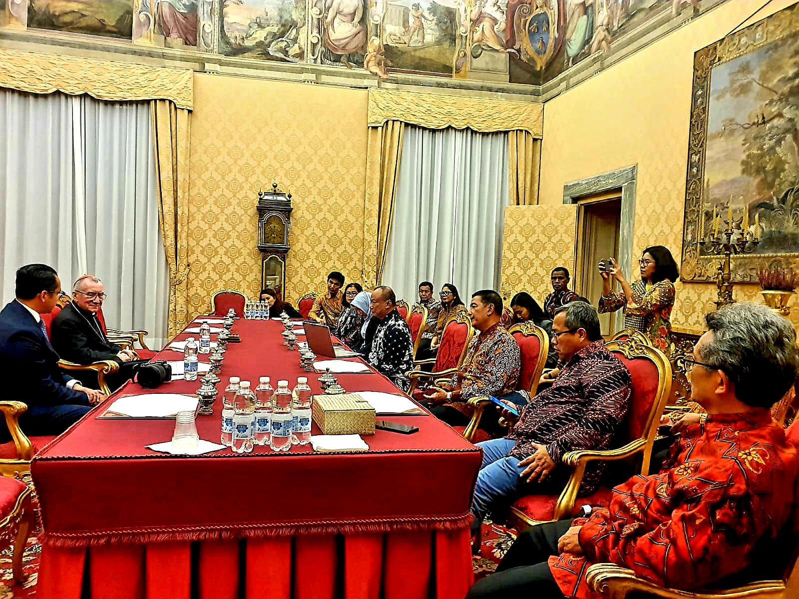 Sekretaris Negara Vatikan Kardinal Pietro Parolin menyambut delegasi resmi PWKI di Kantor Istana Kepausan, Vatikan, Selasa (15/11)