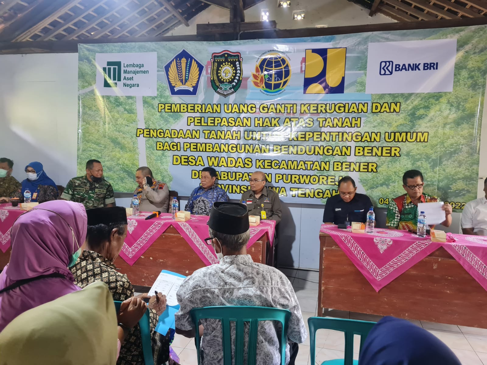 Suasana pembayaran ganti rugi tanah warga Desa Wadas, Kecamatan Bener, Kab.Purworejo, Jateng yang tanahnya akan ditambang berjalan lancar