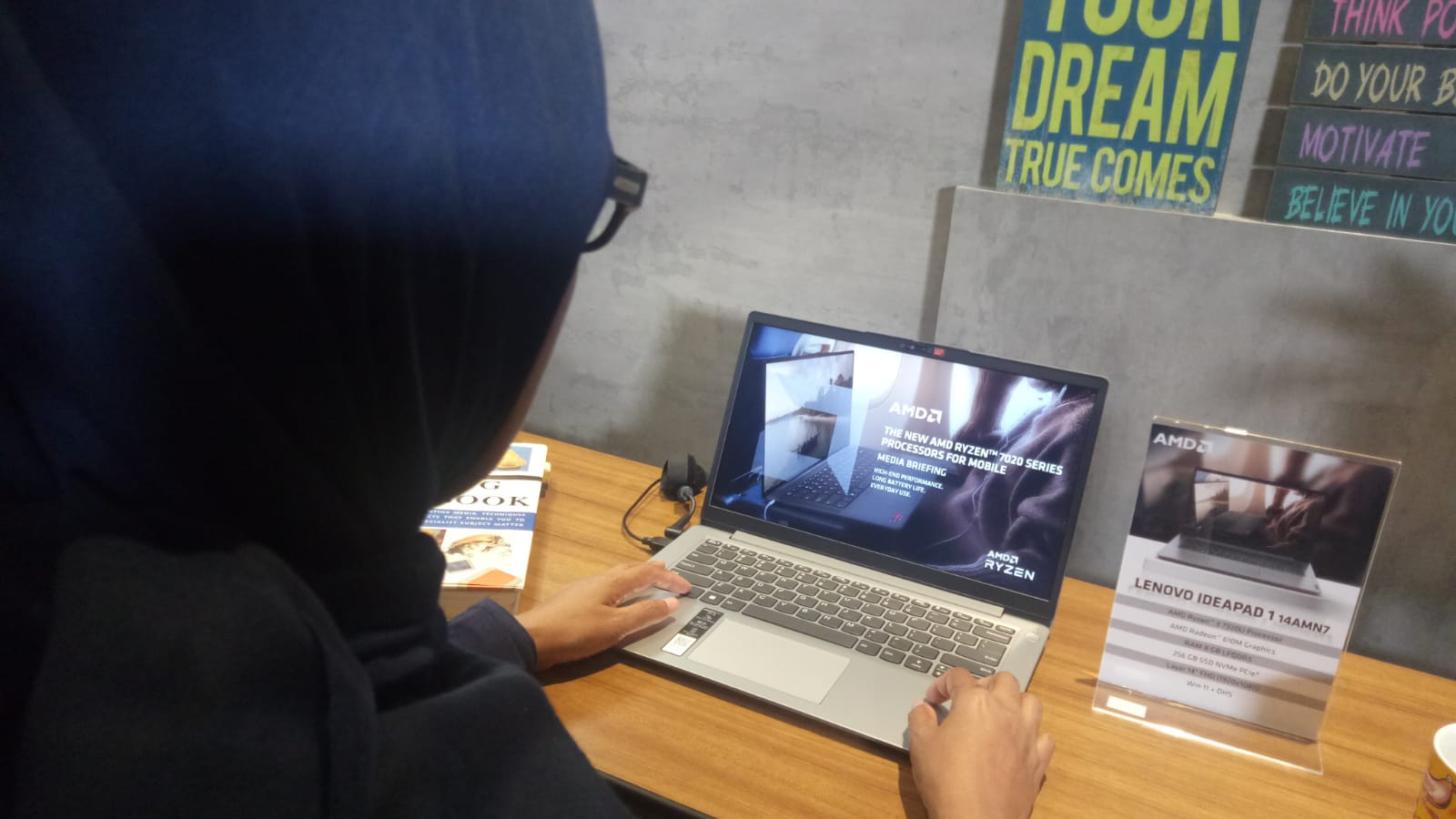 Prosesor terbaru AMD RyZen 7020 mampu meningkatkan performa laptop dengan semakin cepat dan hemat baterai hingga 12 jam. 