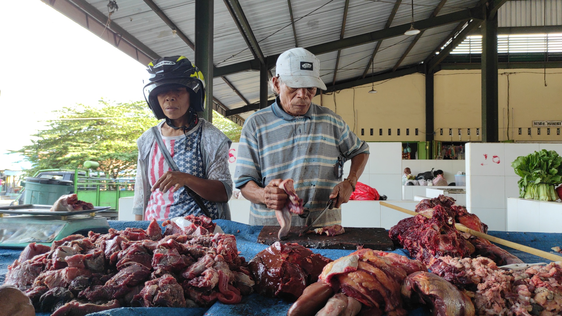 Pedagang daging sapi segar sedang melayani pembeli di Pasar Tradisional Alok, Kabupaten Sikka, NTT, Rabu (9/11/2022)