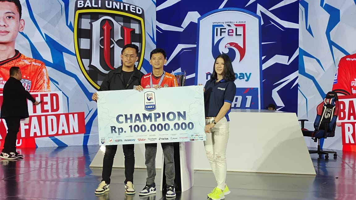 Rizky Faidan (tengah) menjadi juara Ifel League 2022.