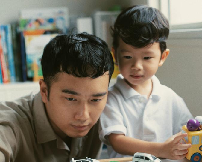 Ilustrasi. Seorang ayah bersama anaknya. 