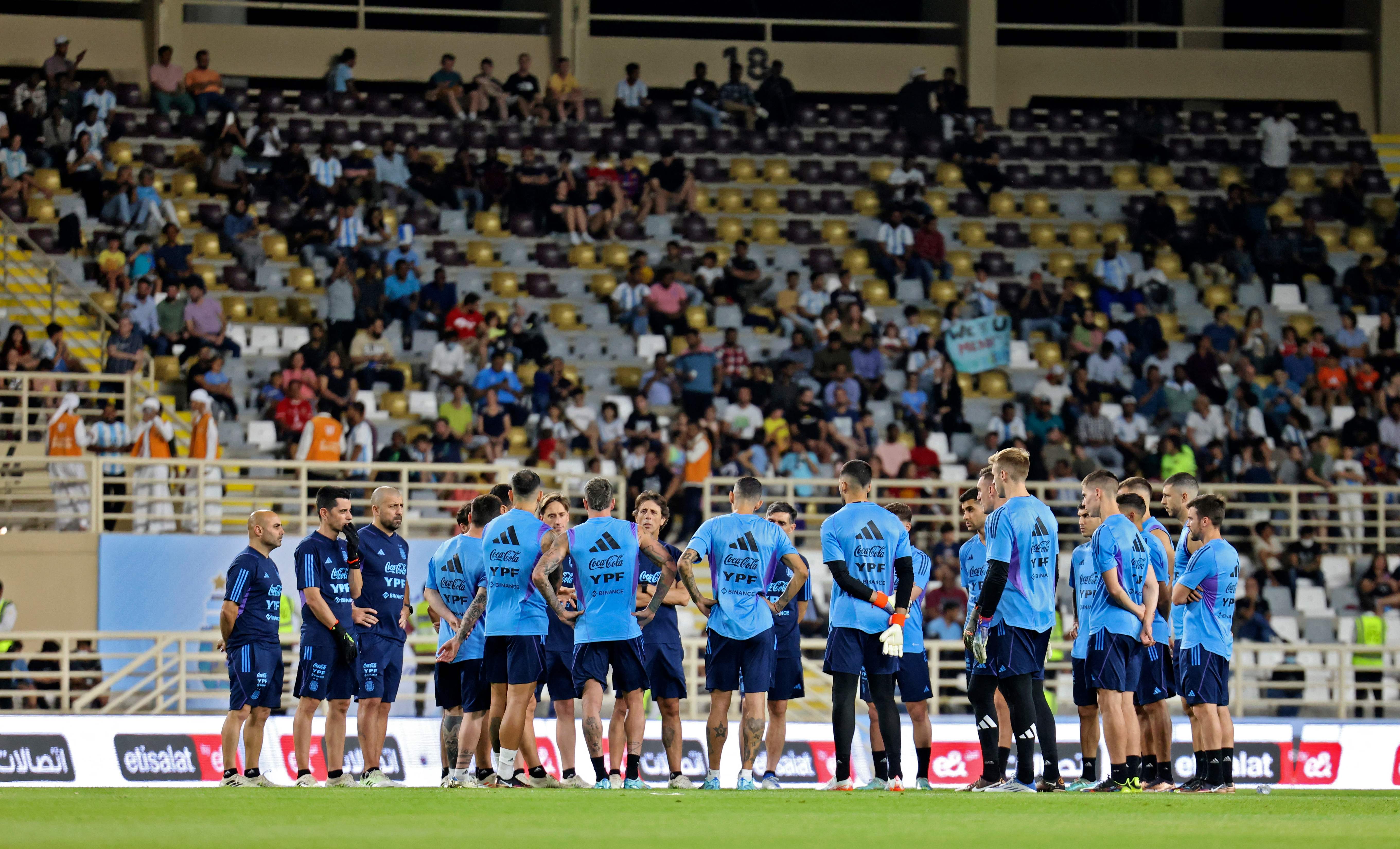 Para pemain Argentina tengah berlatih di Stadion Nahyan, Abu Dhabi, Uni Emirat Arab.
