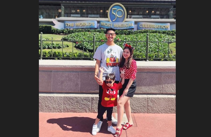 Selebritas Tasya Kamila bersama suami dan anaknya.