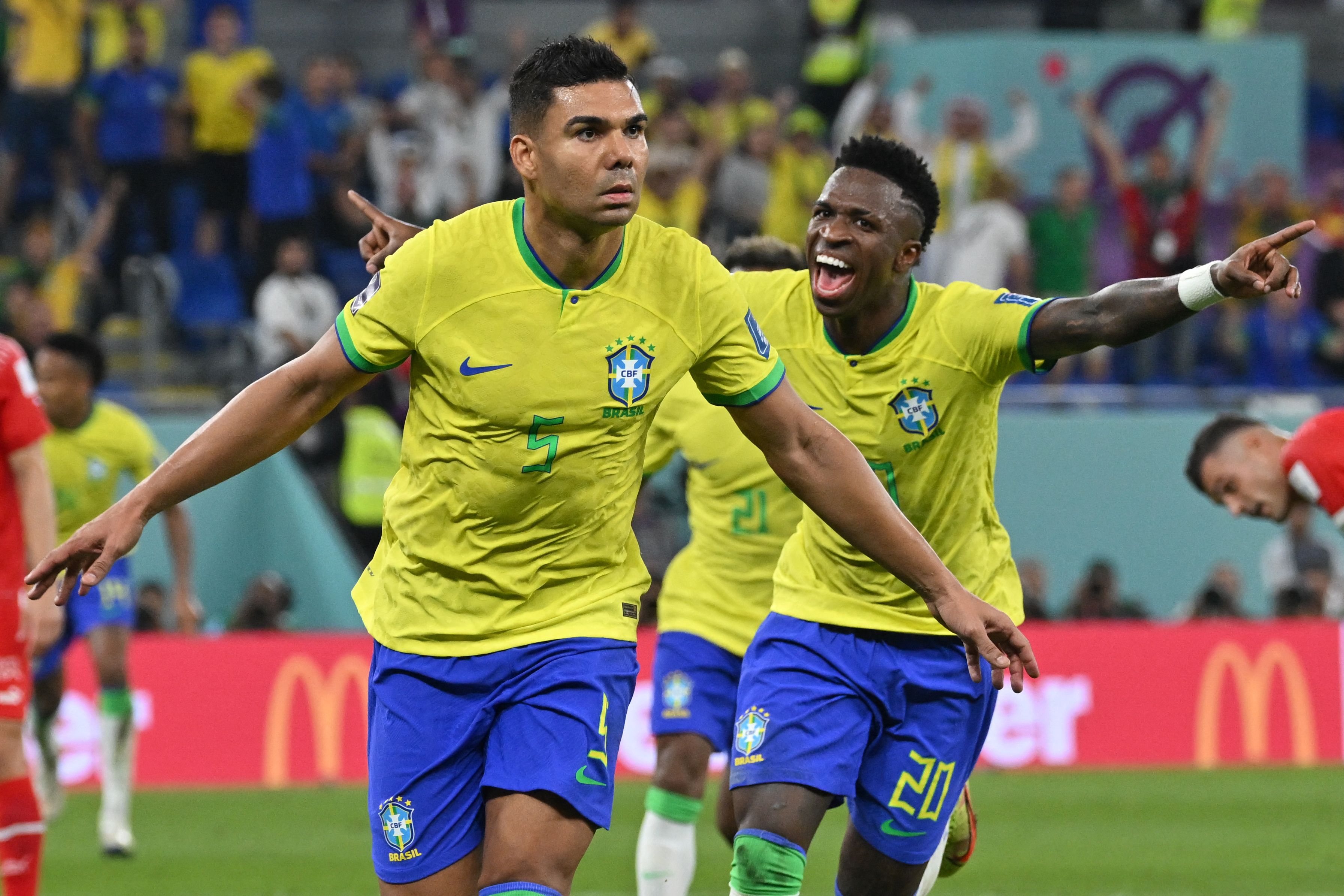 Gelandang Brasil Casemiro melakukan selebrasi usai mencetak gol ke gawang Swiss di laga Piala Dunia 2022.
