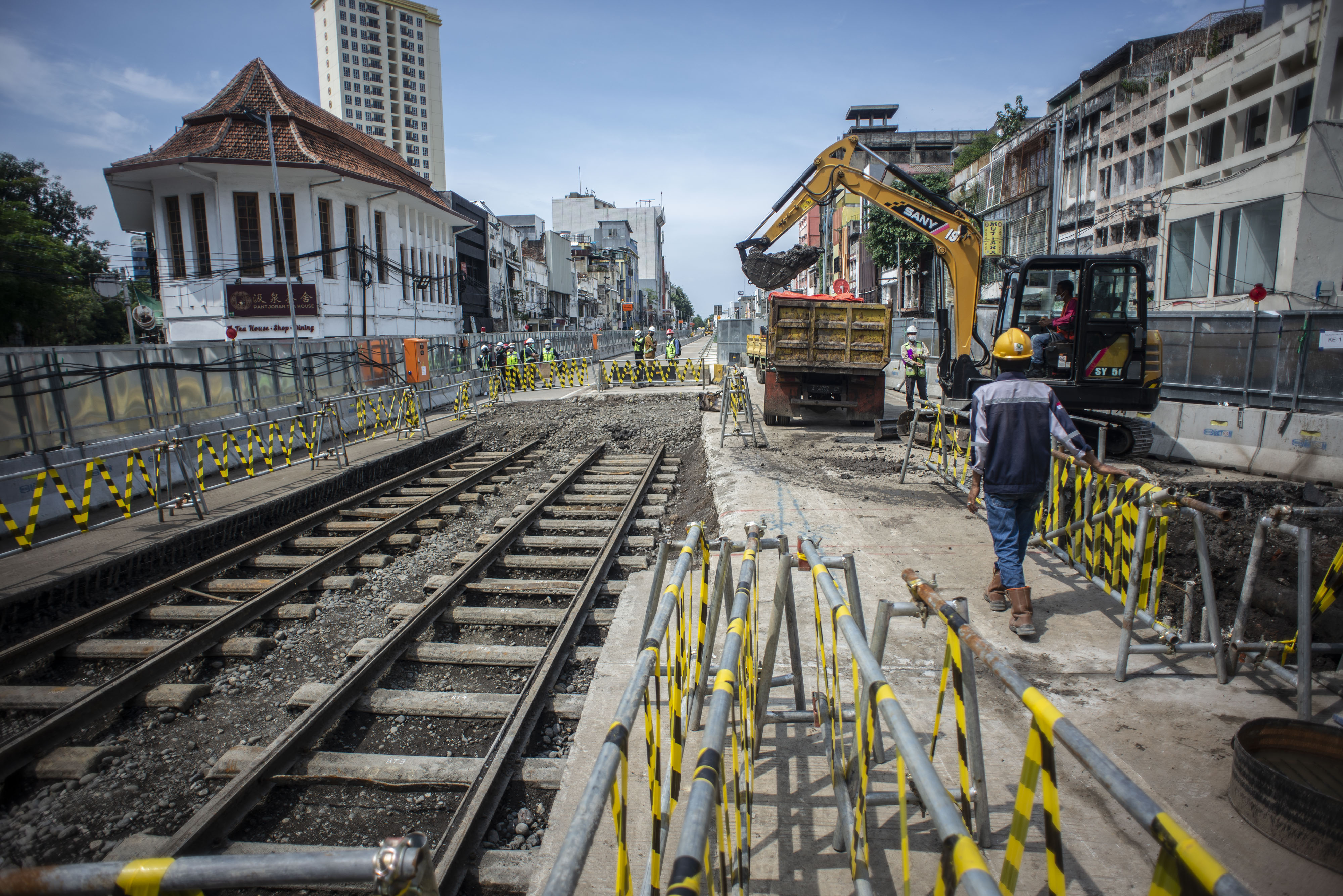 Pekerja melakukan penggalian di dekat jalur rel kereta trem yang ditemukan di lokasi pembangunan MRT Jakarta fase 2A.