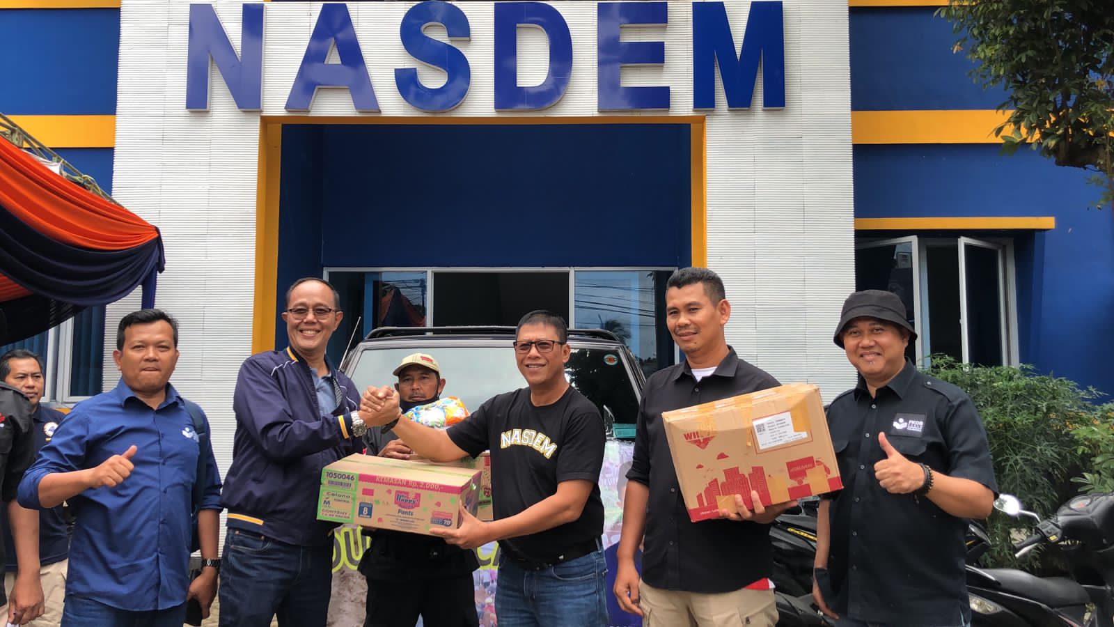 Ayep Zaki (berjaket) menyerahkan bantuan untuk korban gempa bumi Cianjur.