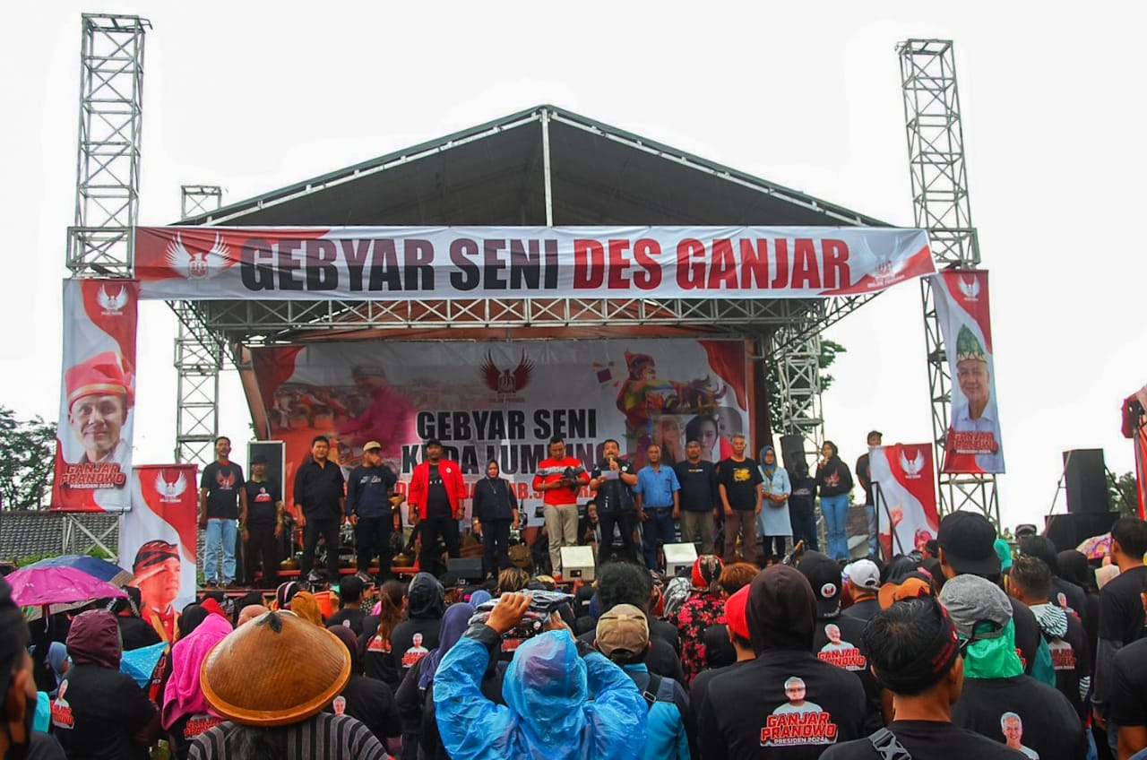 Warga desa yang tergabung dalam jaringan relawan Desa untuk Ganjar (Des Ganjar) Kabupaten Semarang menggelar pentas seni dan budaya