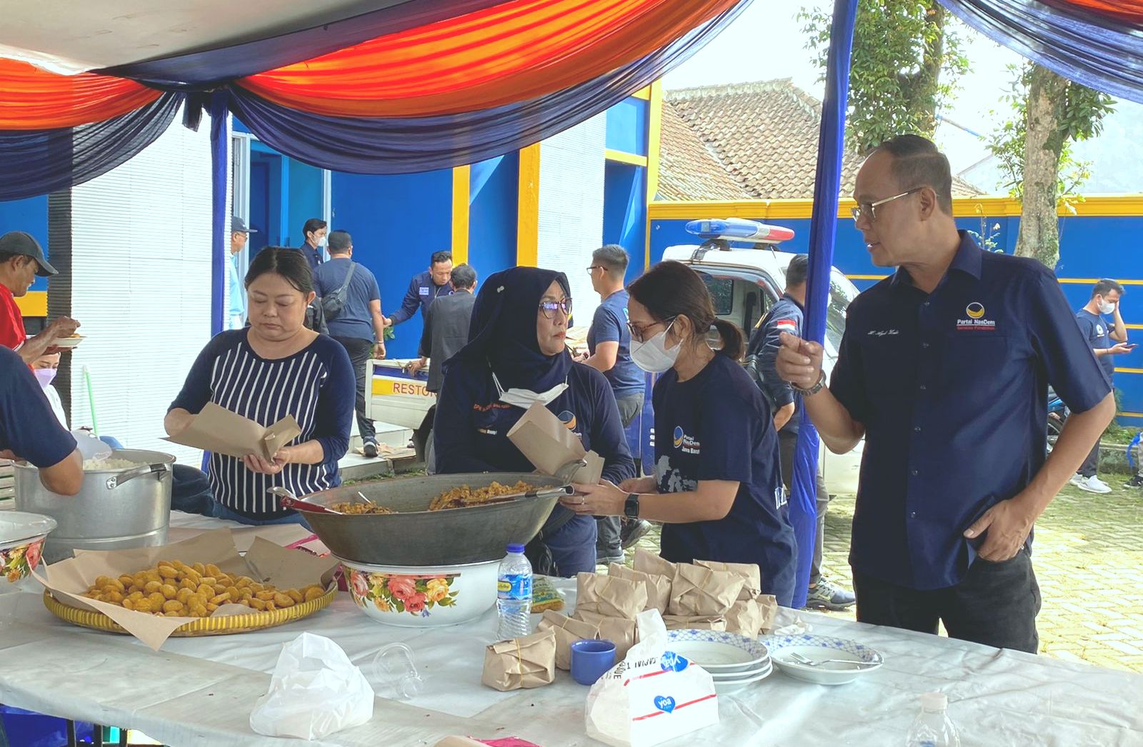 Ketua Dewan Pakar DPD NasDem Kabupaten Sukabumi H Ayep Zaki meninjau posko bantuan.