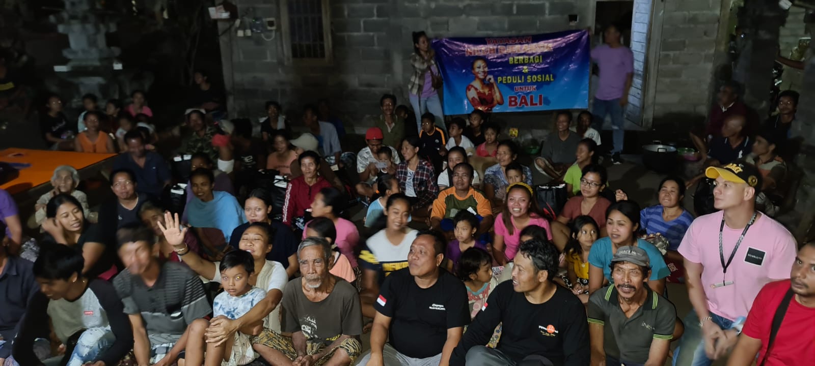 Bertrand Antolin bekerja sama dengan yayasan Niluh Djelantik, menyerahkan bantuan secara langsung bagi warga di enam dusun di Bali.