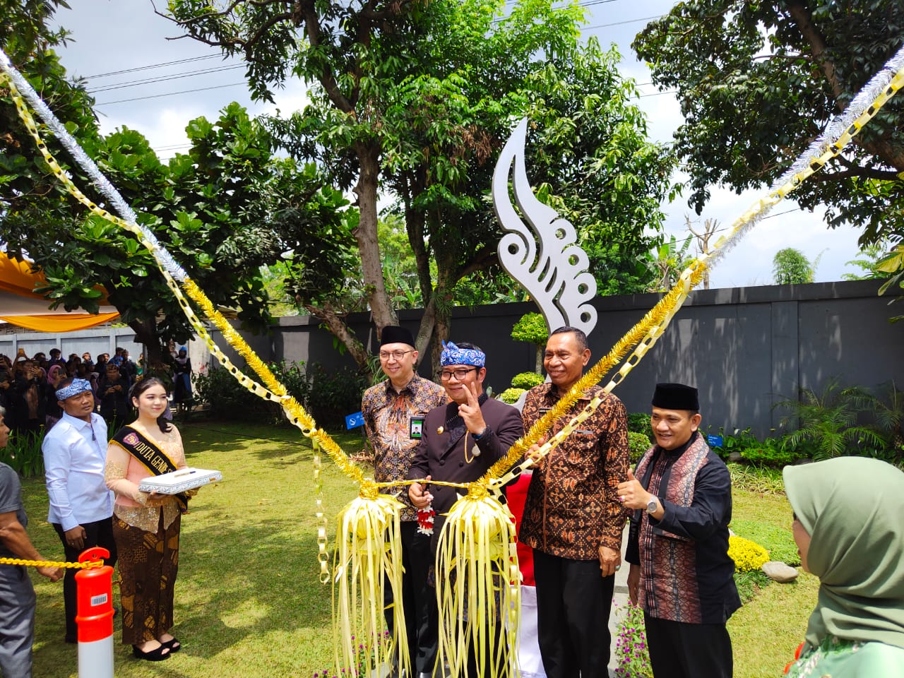Gubernur Jawa Barat Ridwan Kamil meresmikan tugu sekolah Pancasila di SMAN 25 Kota Bandung