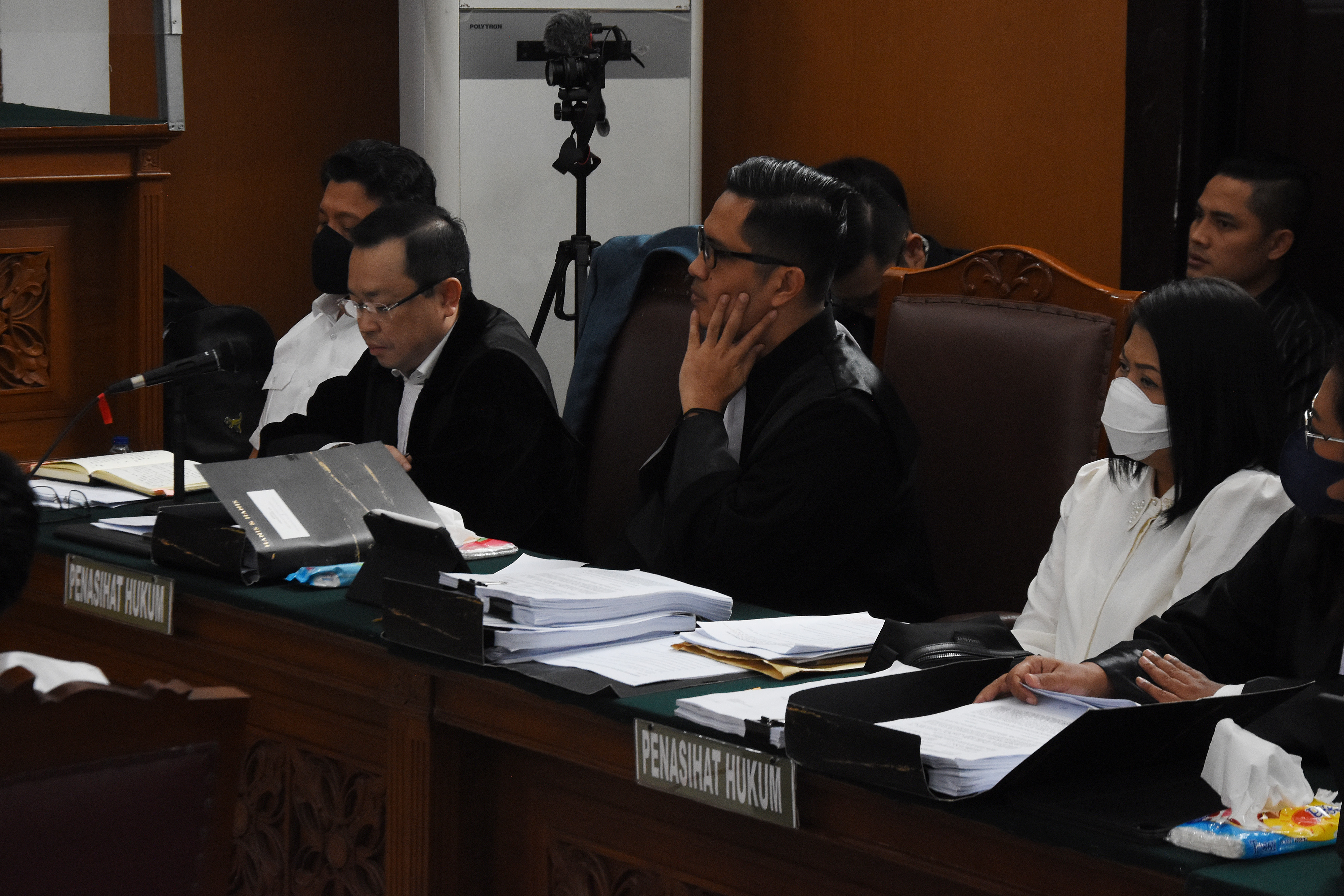 Terdakwa Ferdy Sambo (kiri) dan istrinya yang juga terdakwa Putri Candrawathi (kanan) menjalani sidang lanjutan di PN Jaksel, Selasa (8/11).