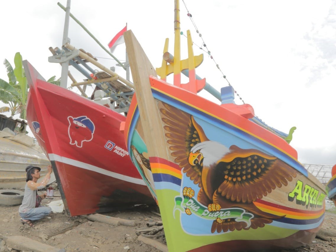 Pengecatan kapal nelayan tradisional.