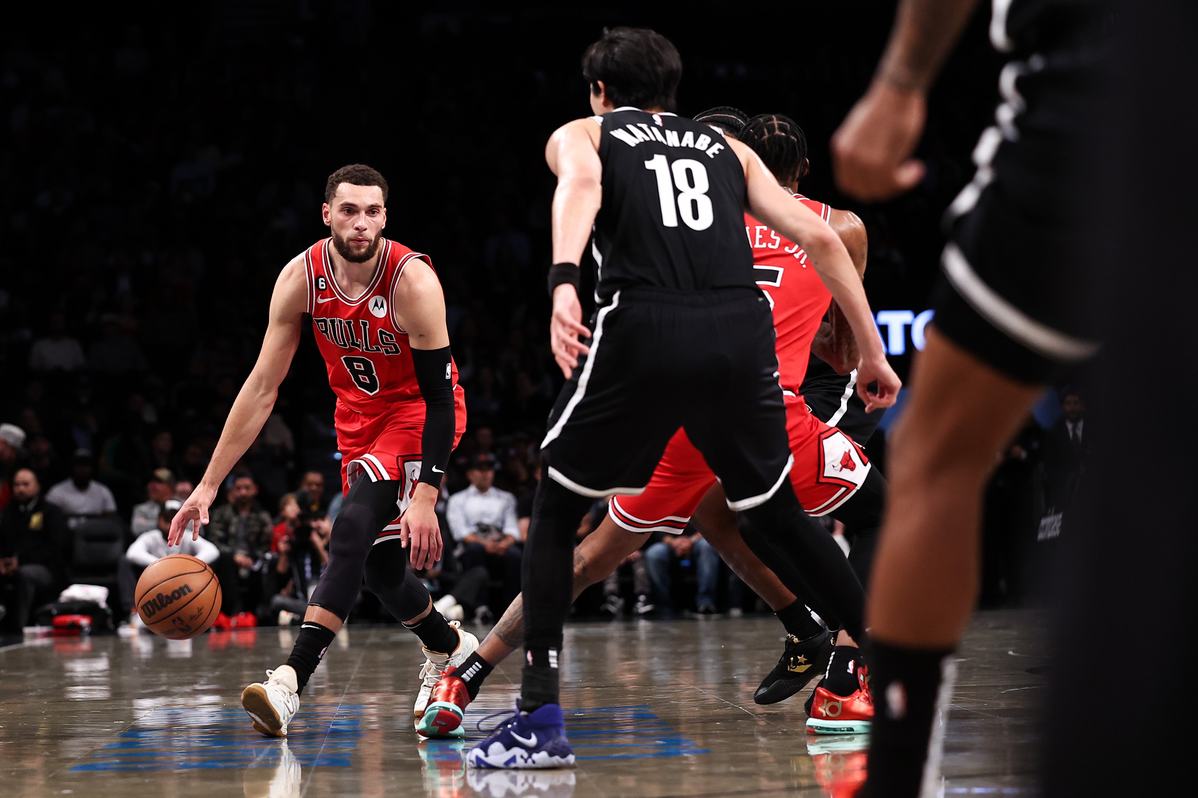 Pebasket Chicago Bulls Zach LaVine mendribel bola dalam laga NBA melawan Brooklyn Nets.