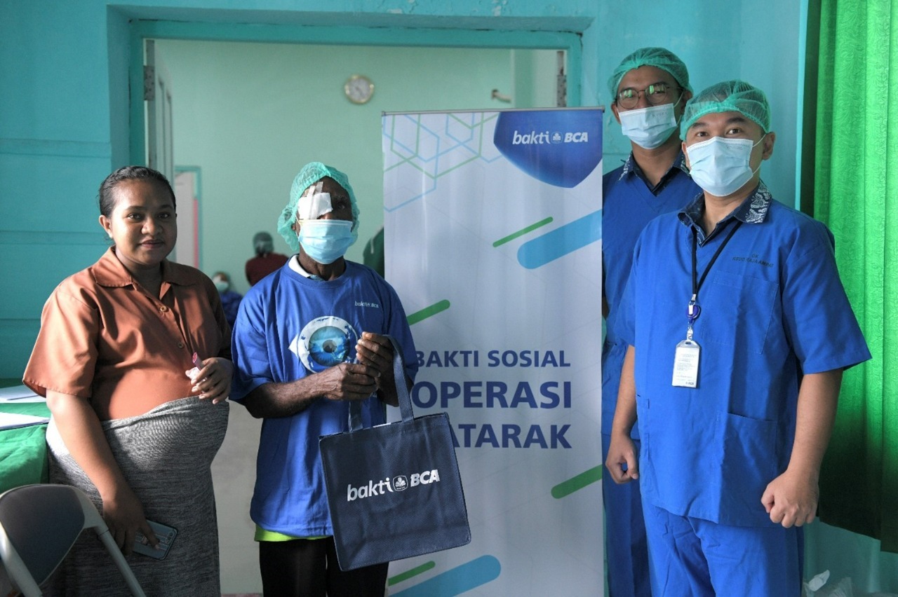 Bank BCA menggelar operasi katarak gratis bagi masyarakat di RSUD Raja Ampat, Papua Barat.
