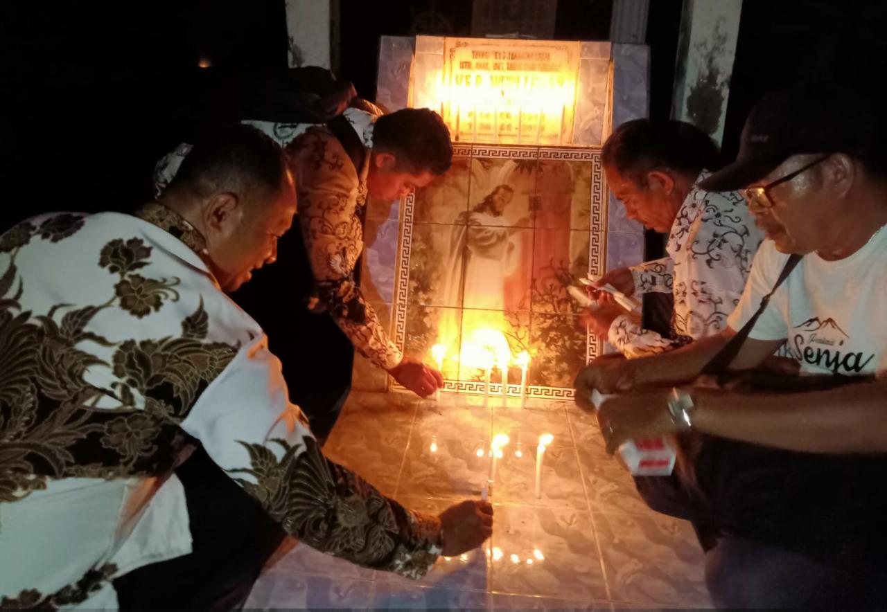 Menyalakan lilin sebagai bentuk penghormatan kepada guru yang sudah meninggal dan korban gempa cianjur