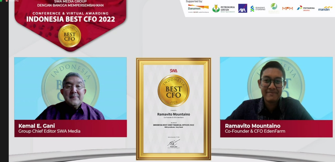 Kemal E.Gani, Group Chief Editor SWA Media, melakukan penyerahan penghargaan The Best Indonesia CFO Awards 2022. 