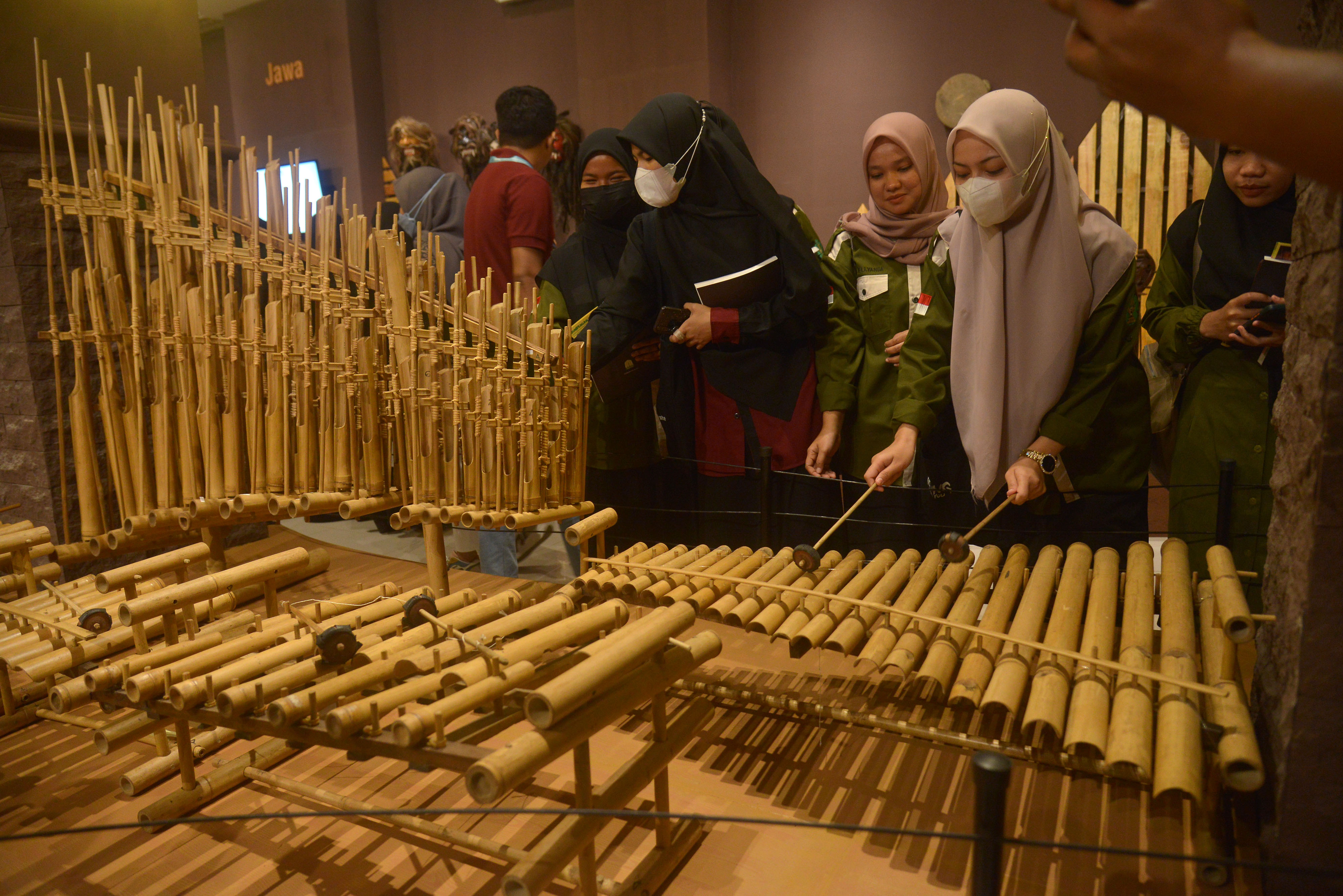 Pengunjung mencoba sebuah alat musik tradisional saat pembukaan Pameran ke-13 Alat Musik Tradisional Nusantara di Museum Aceh.