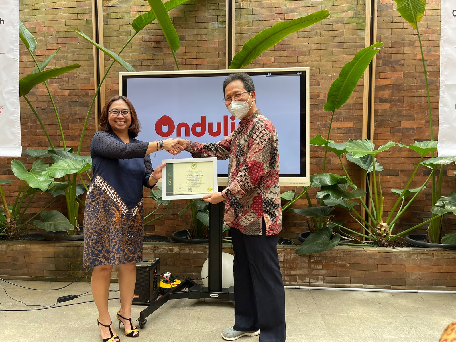 PT Onduline Indonesia menerima sertifikat Green Label Indonesia dari GPCI