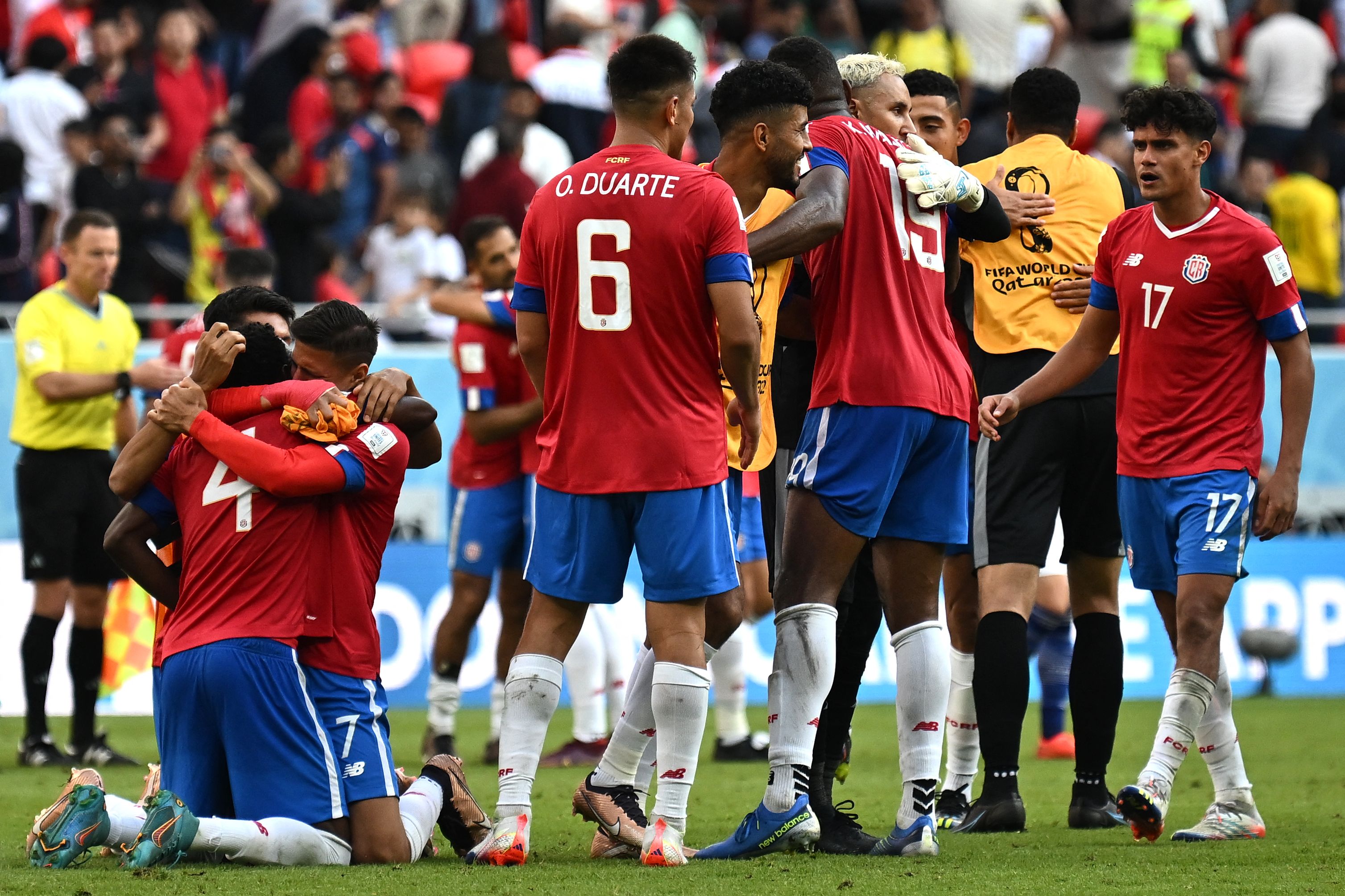 Pemain Kosta Rika meluapkan kegembiraan usai menundukkan Jepang 1-0 dalam lanjutan laga Grup H, Minggu (27/11). 