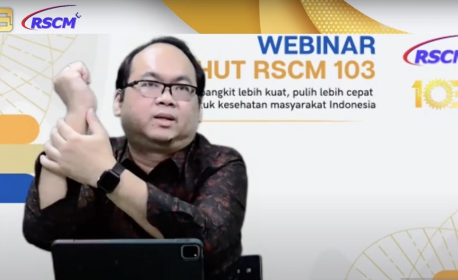 Dokter Spesialis Akupuntur Yoshua Viventius menunjukkan titik akupresur untuk membantu mengatasi gangguan tidur.