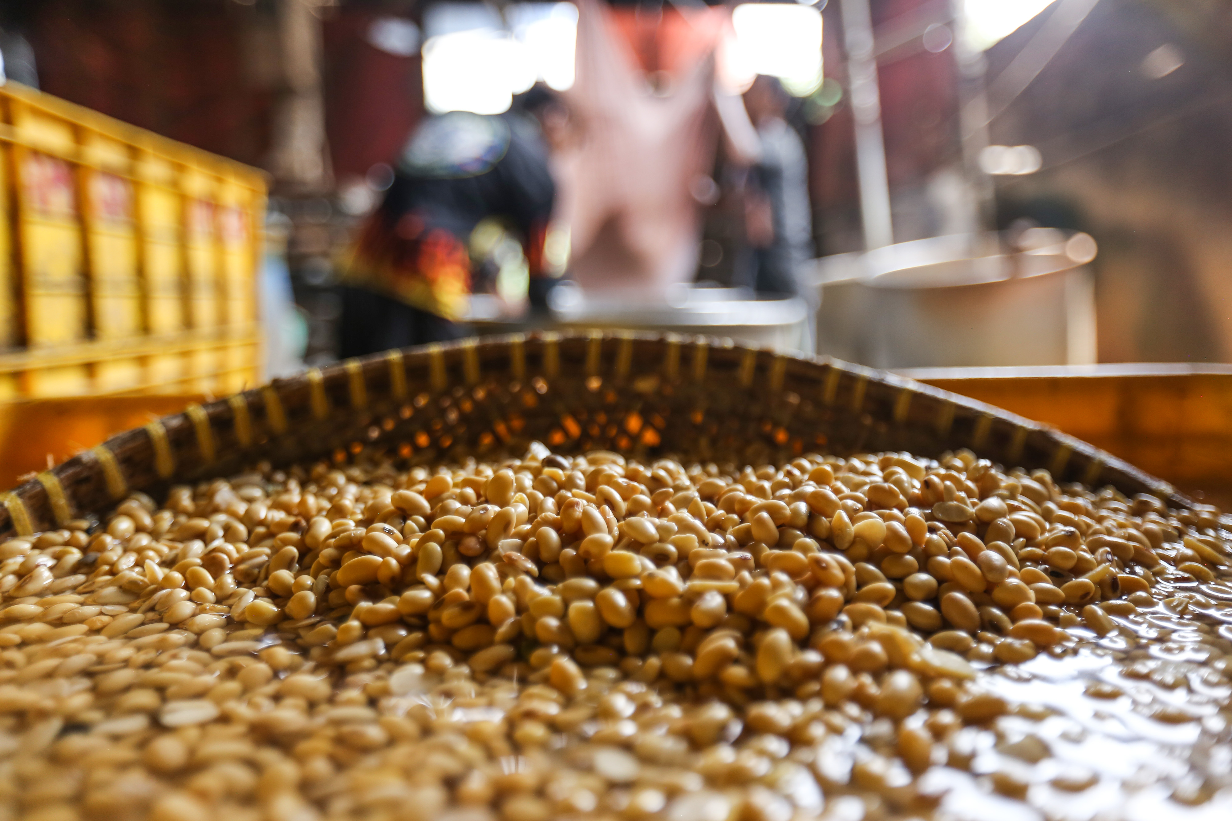 Pekerja memproduksi tahu di pabrik tahu, Pasir Putih, Depok, Jawa Barat.