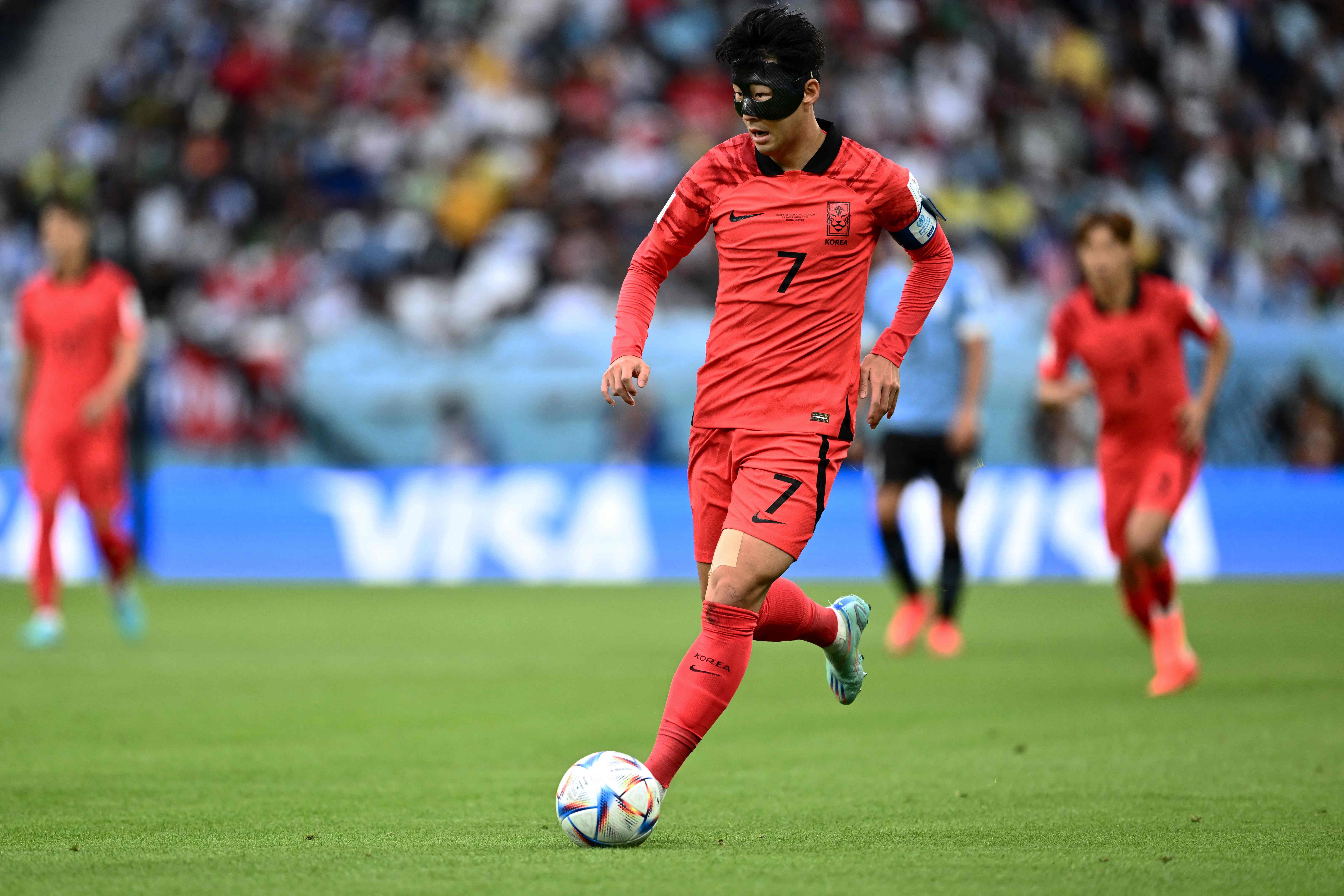 Kapten Korsel, Son Heung-min harus mengenakan topeng untuk melindungi wajahnya dari resiko cedera.