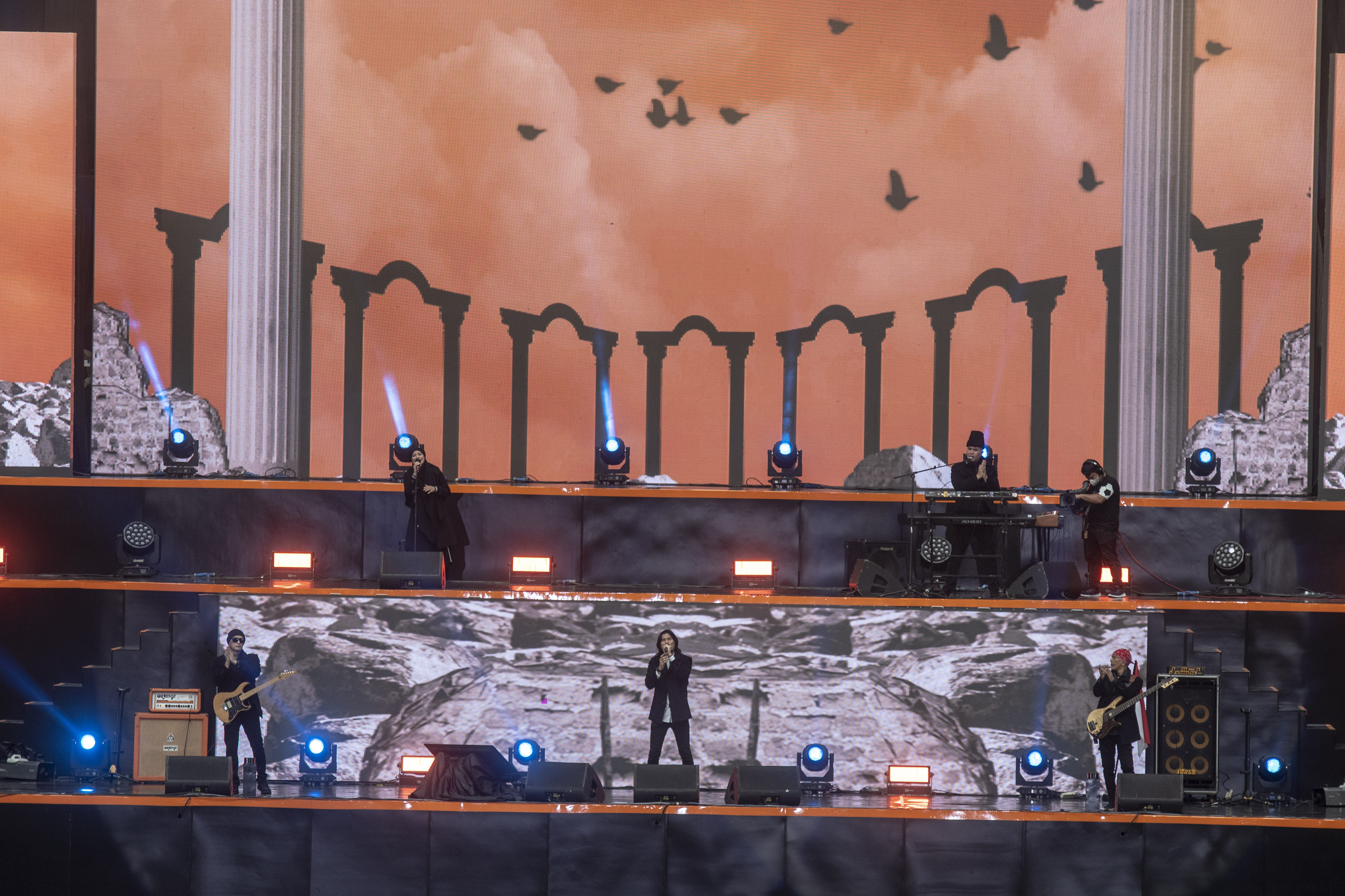 Grup band Dewa 19 tampil pada acara peresmian Stadion Jakarta International Stadium (JIS) di Jakarta, Minggu( 24/7) lalu.