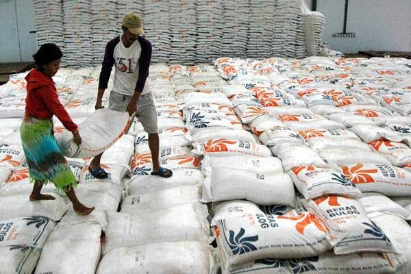 Pekerja mengangkut beras di gudang bulog wilayah Sulselbar, Makassar, Sulsel